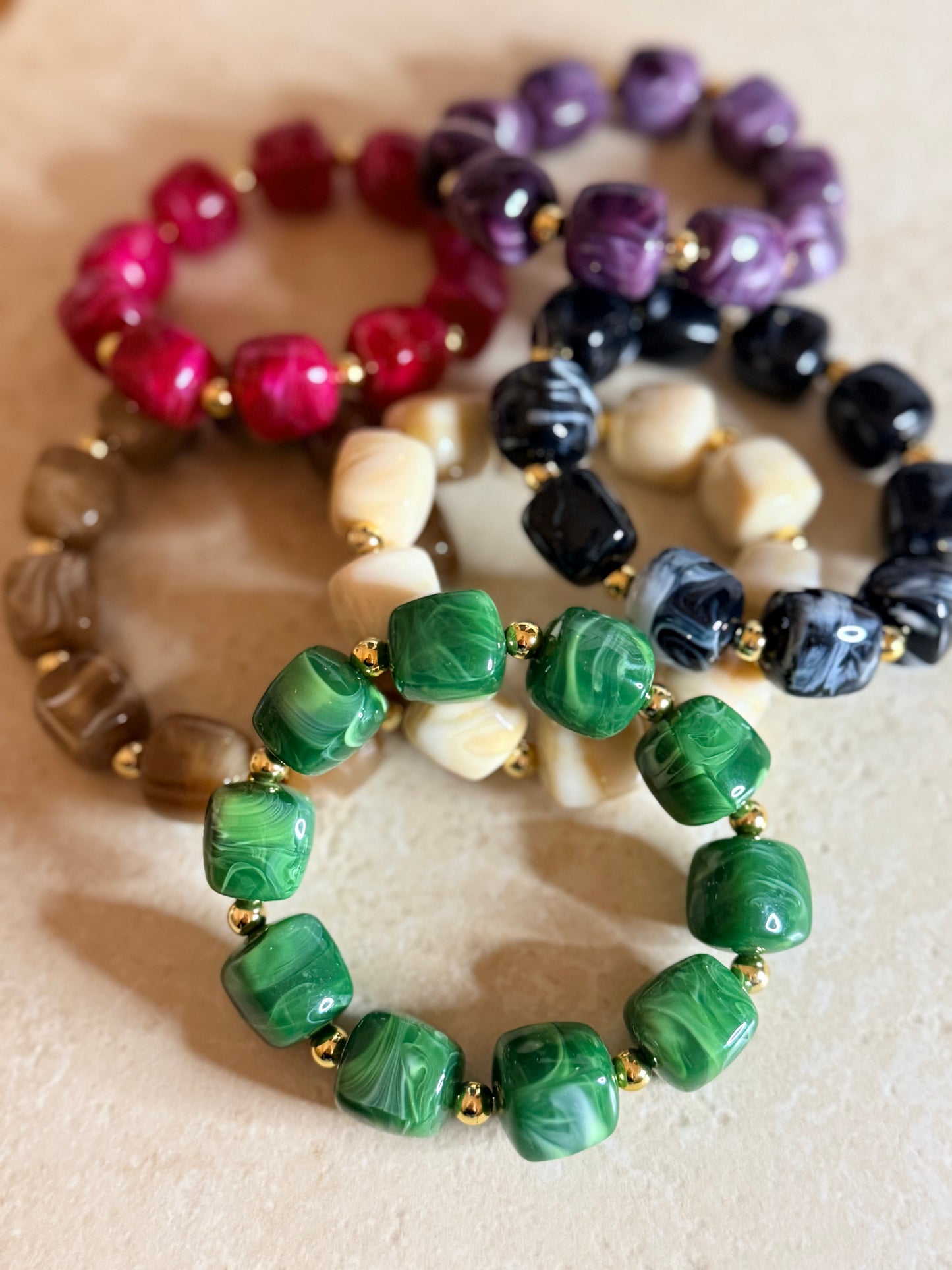 Bracelet Bali en résine – Grosses perles colorées & dorées