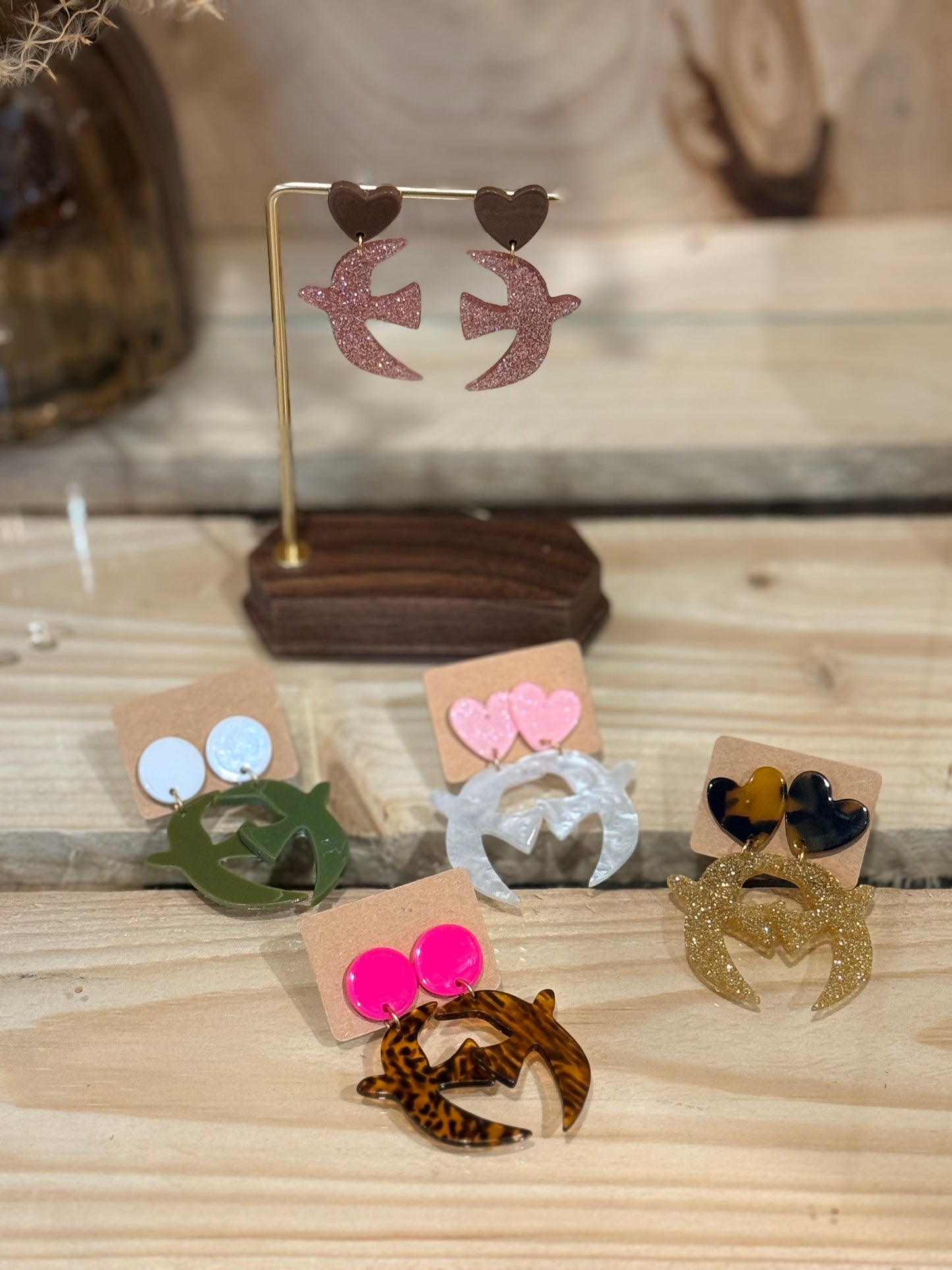 Boucles d’oreilles Birdy avec hirondelles en résine colorée et apprêt en acrylique, bijou fait main