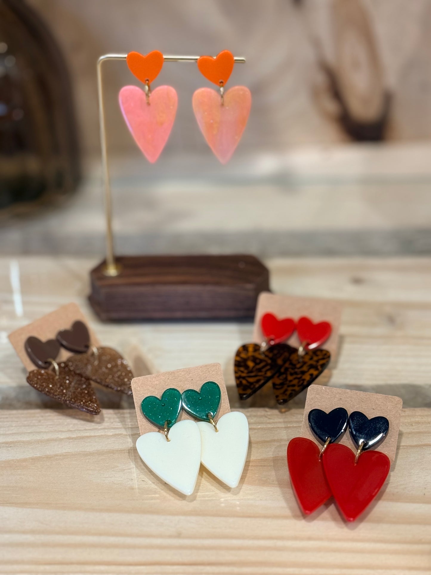 Boucles d’oreilles Amoria avec cœur en résine colorée et apprêt en acrylique, bijou fait main