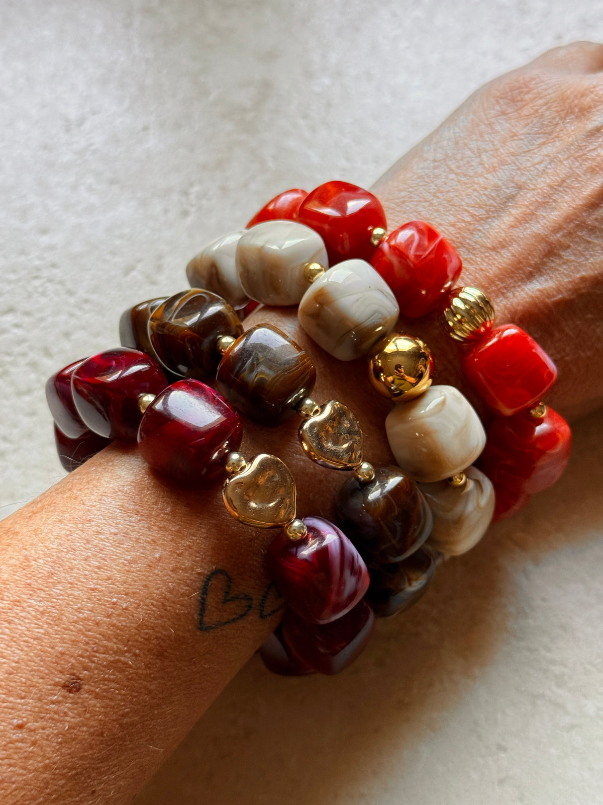 Bracelets élastiques à grosses perles colorées rouge, grenat, moka et crème, avec détails dorés, créés à la main par YourLittleWords.