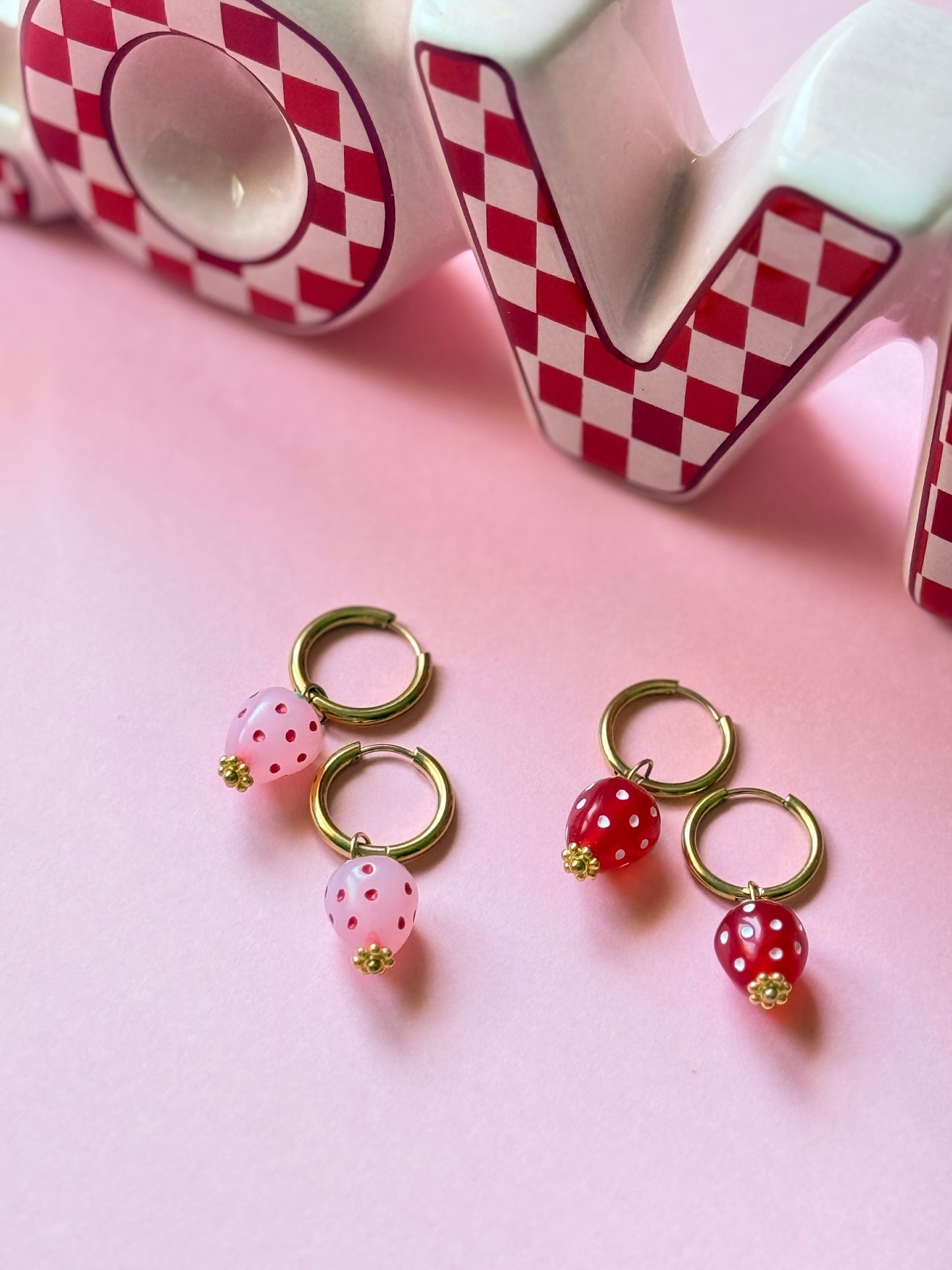 Boucles d'oreilles créoles Berry Love acier inoxydable doré breloque fraise rose et rouge - collection Pop Therapy YourLittleWords
