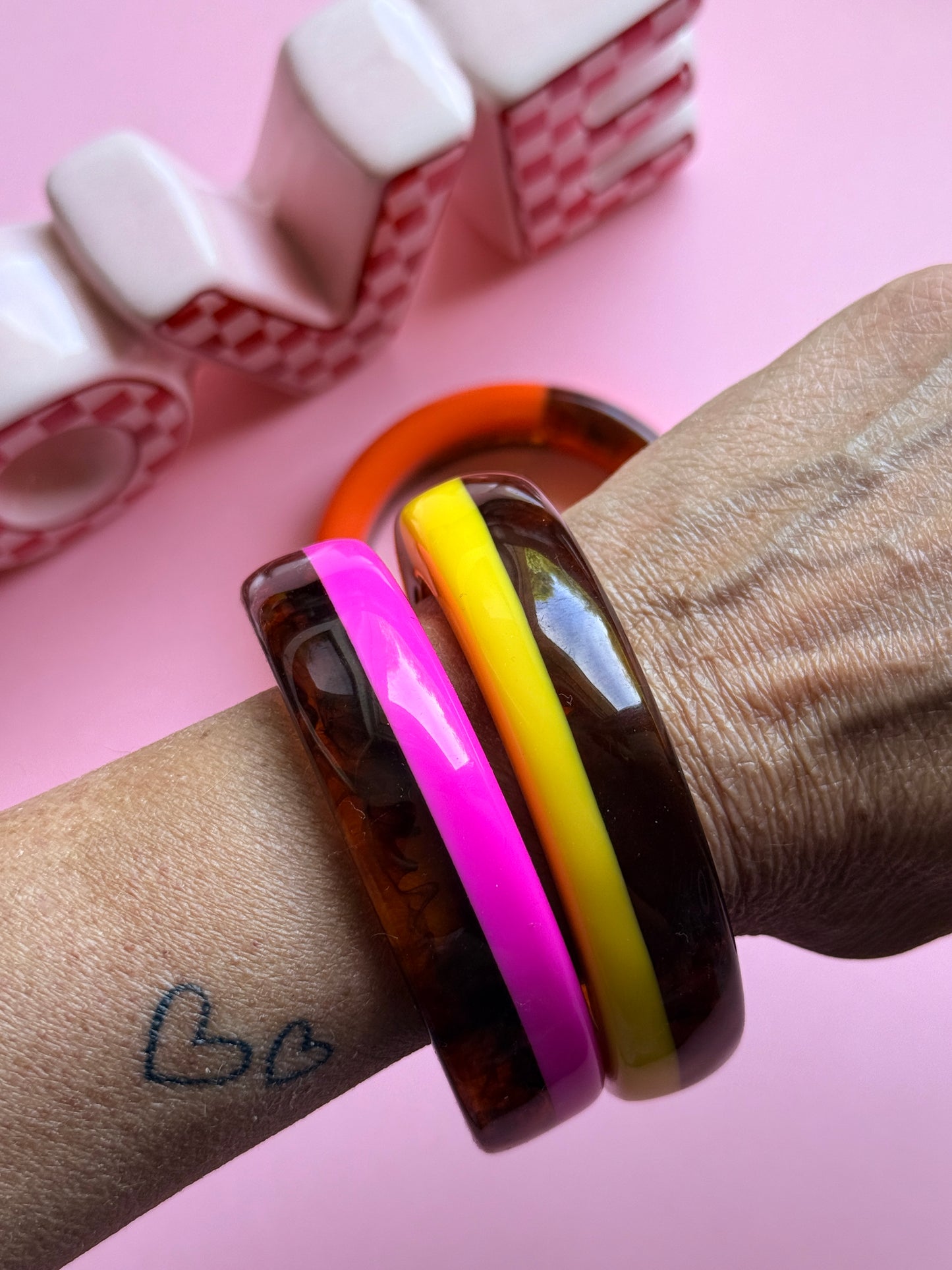 Bracelet acrylique Safari Mood mi-écaille mi-fluo en 3 coloris - orange, fuchsia, jaune - collection Pop Therapy YourLittleWords