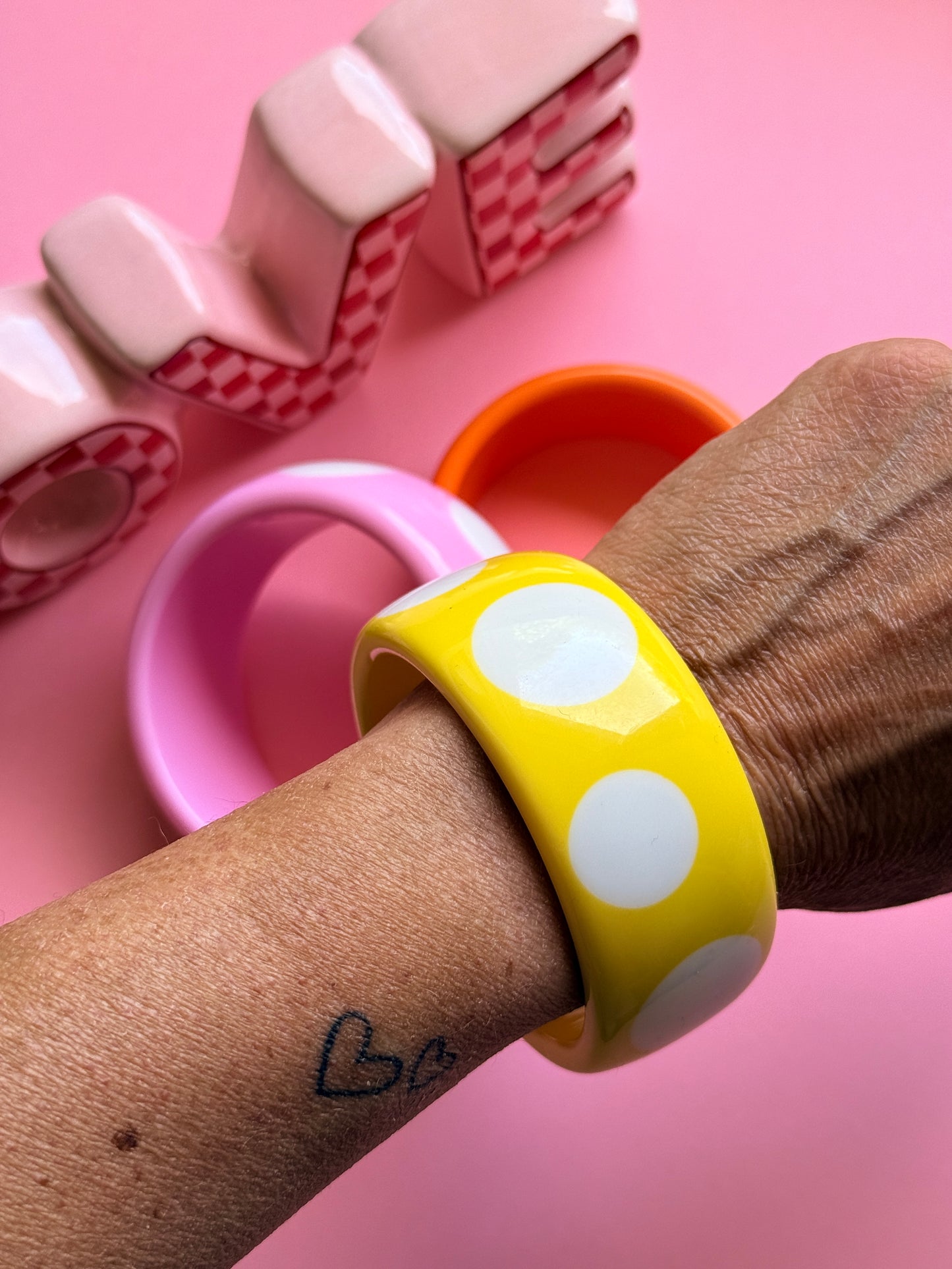 Bracelet acrylique à pois blancs Confetti en 3 coloris - orange, jaune, rose - collection Pop Therapy YourLittleWords