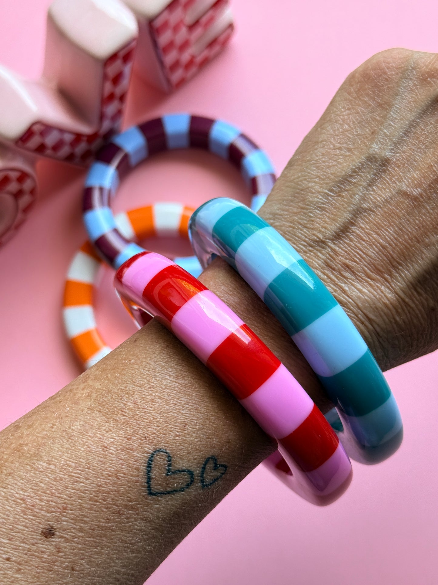 Bracelet acrylique rayé Happy Loop en 4 coloris - rose rouge, bleu canard, bordeaux bleu ciel, orange blanc - collection Pop Therapy YourLittleWords