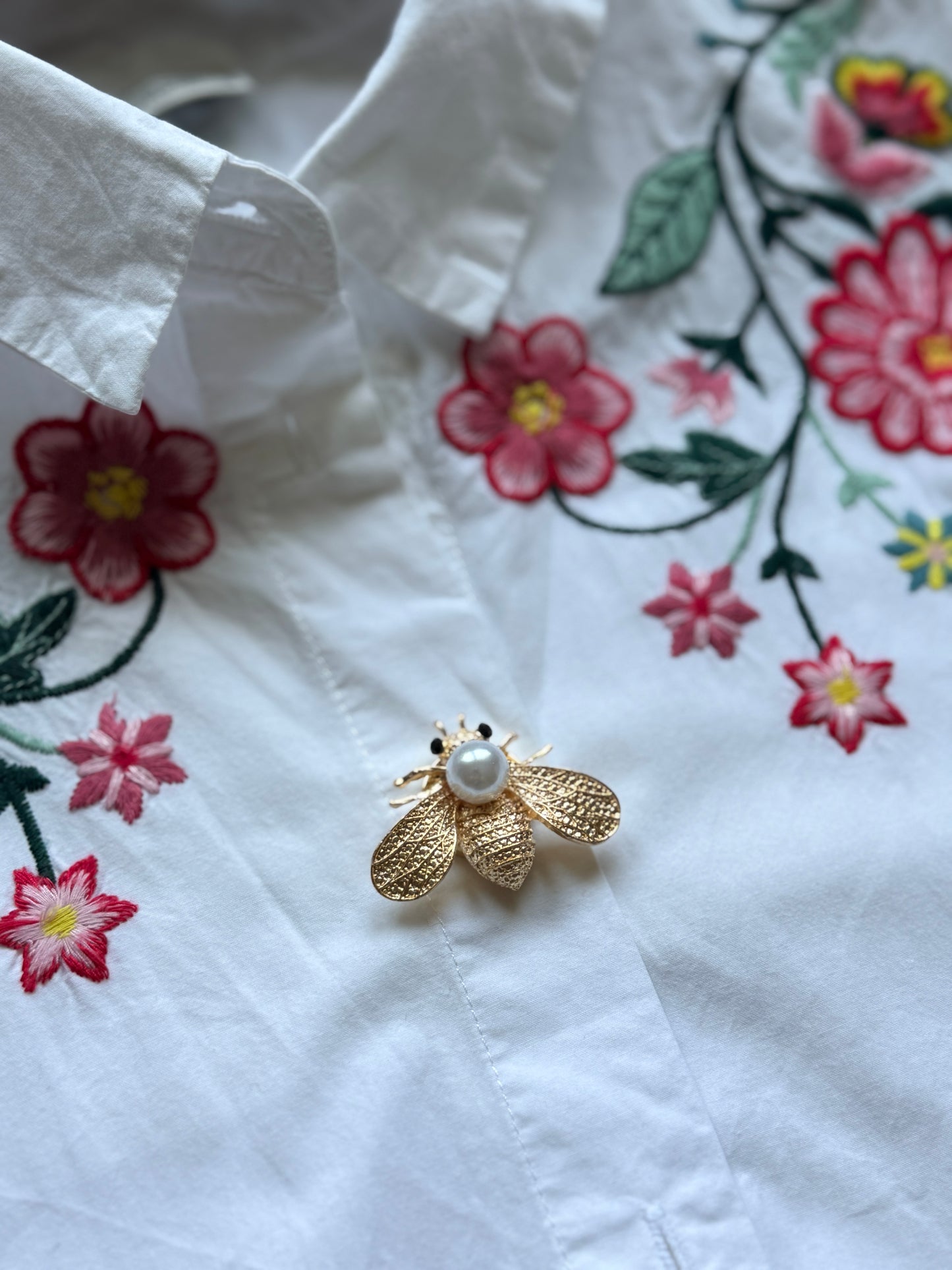 Cache-bouton Queen Bee abeille dorée perle nacrée - Accessoires Vitaminés YourLittleWords