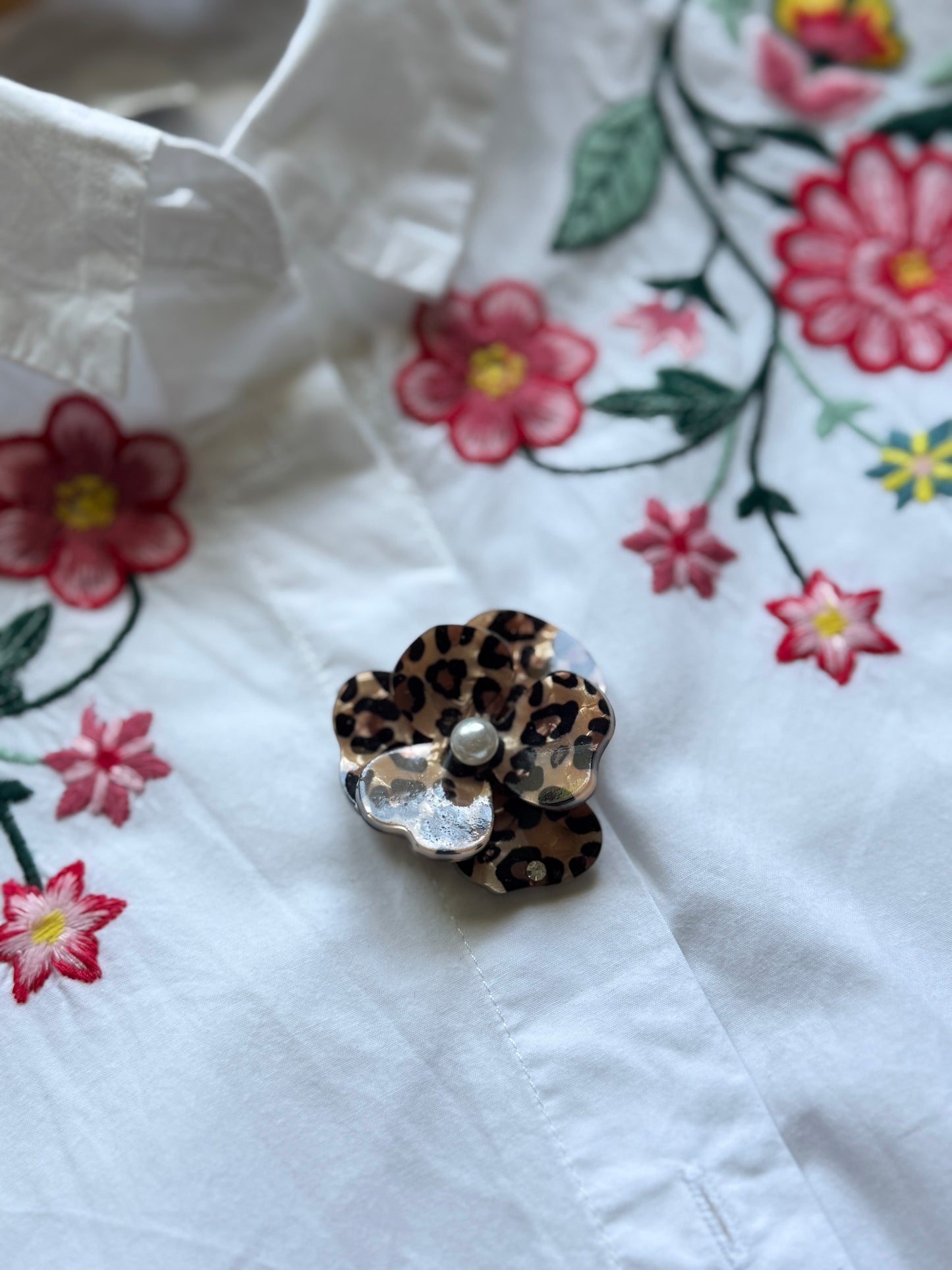 Cache-bouton Wild Flower fleur résine léopard perle nacrée - Accessoires Vitaminés YourLittleWords