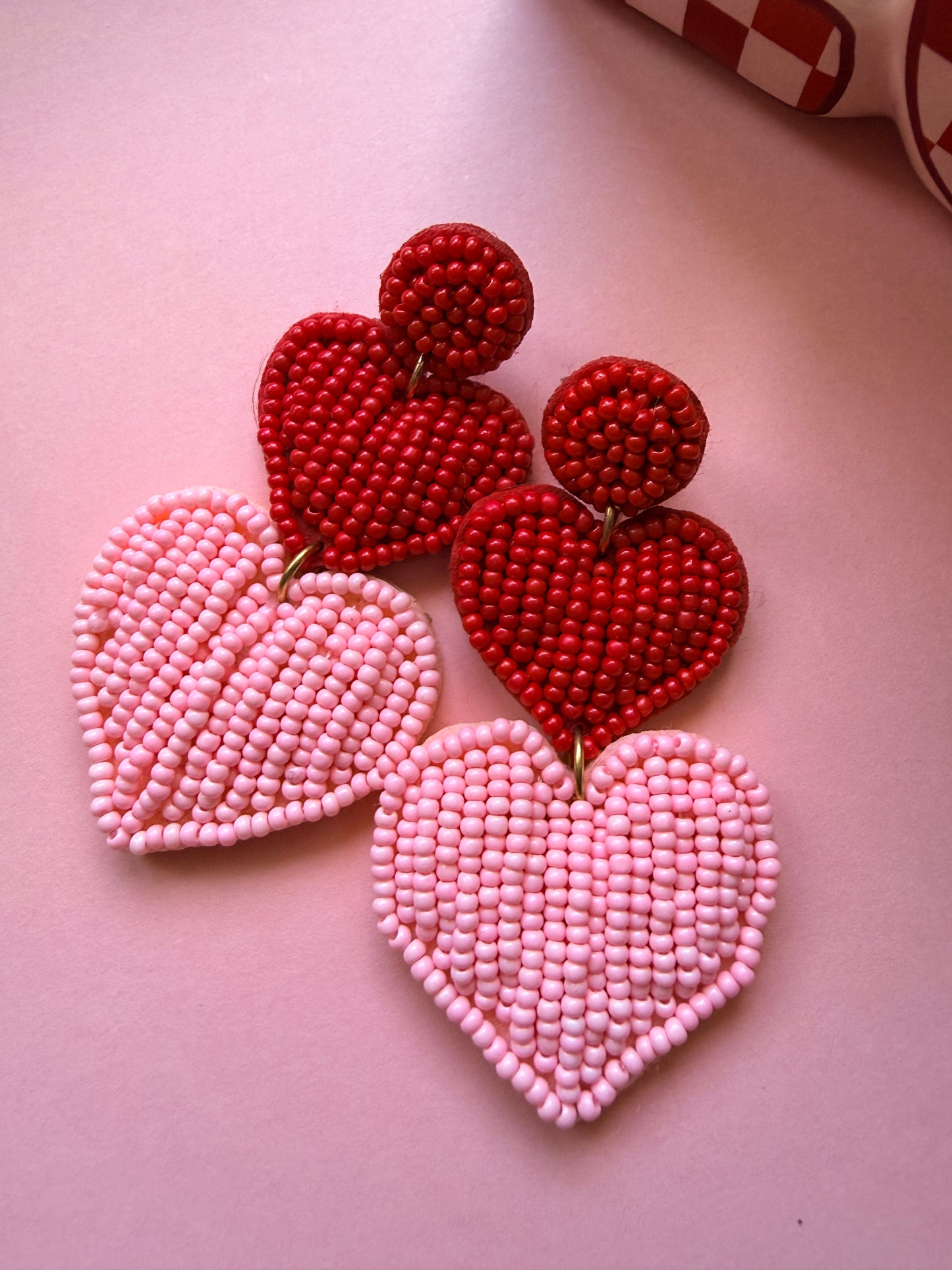 Boucles d'oreilles cœur bicolores en perles brodées, rose et rouge ou rose et orange, bijou fantaisie coloré pour femme YourLittleWords.