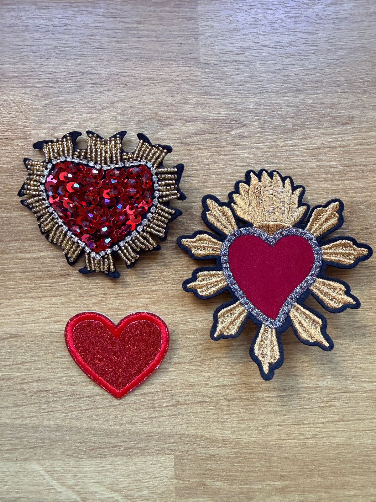 Broches fantaisie brodées ❤️ Cœurs, étoiles & motifs colorés