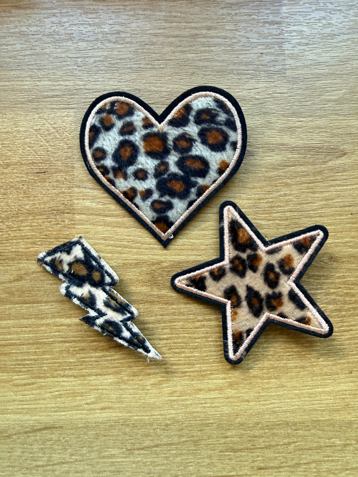 Broches fantaisie brodées ❤️ Cœurs, étoiles & motifs colorés