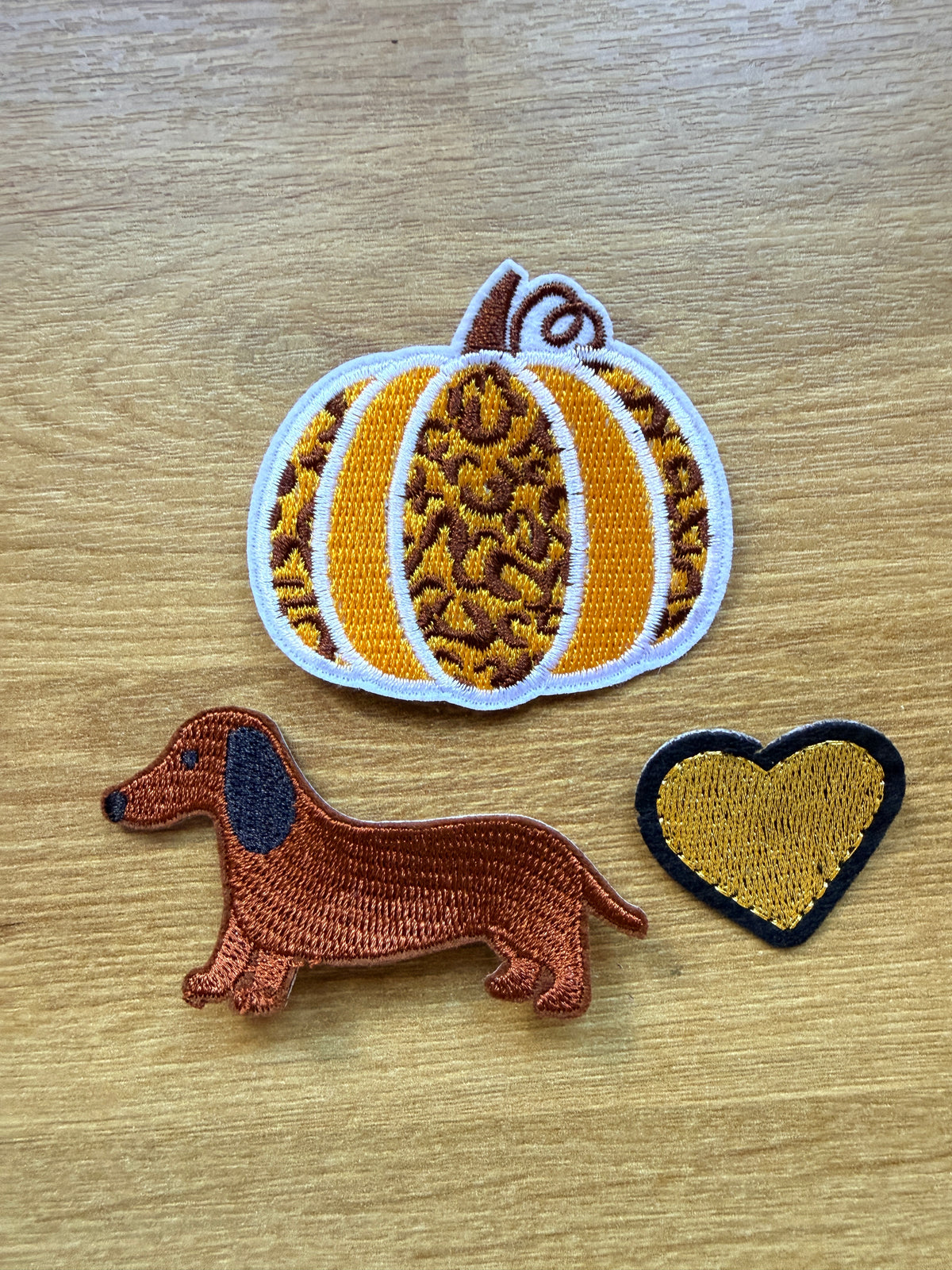 Broches fantaisie brodées ❤️ Cœurs, étoiles & motifs colorés