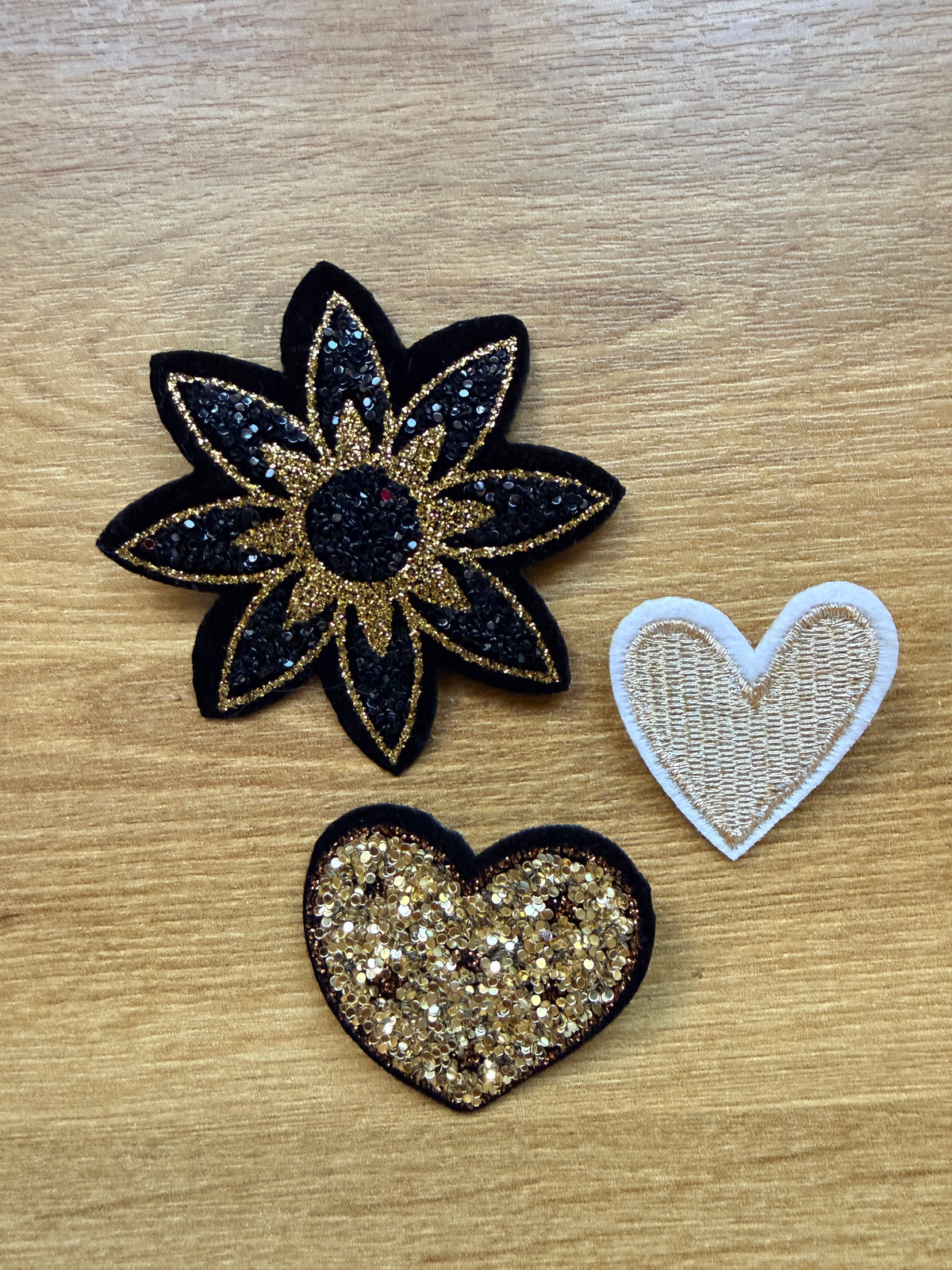 Broches fantaisie brodées ❤️ Cœurs, étoiles & motifs colorés
