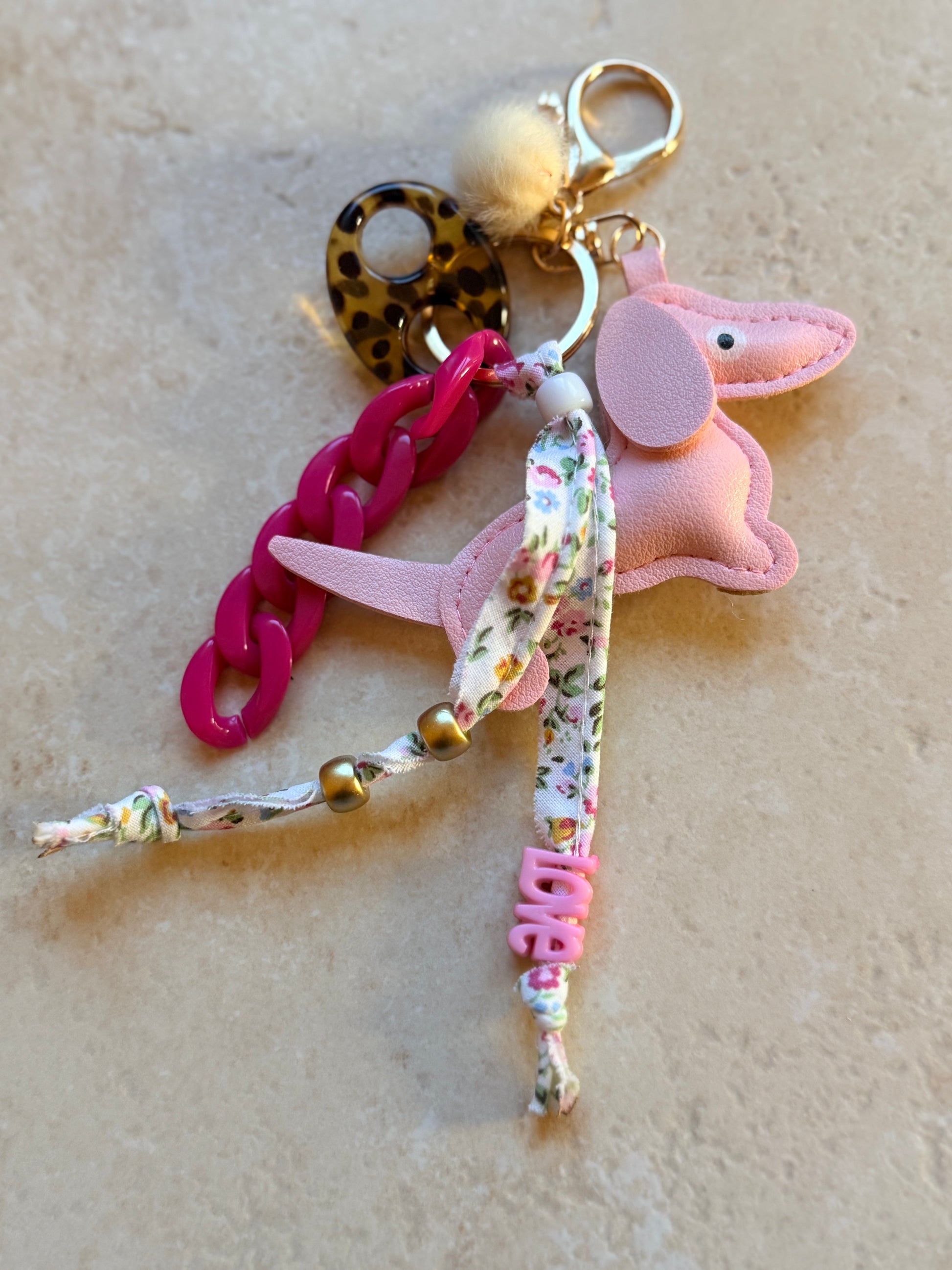 Grigri de sac Mister Teckel teckel simili cuir chaîne acrylique 3 coloris rose fuchsia noir - YourLittleWords
