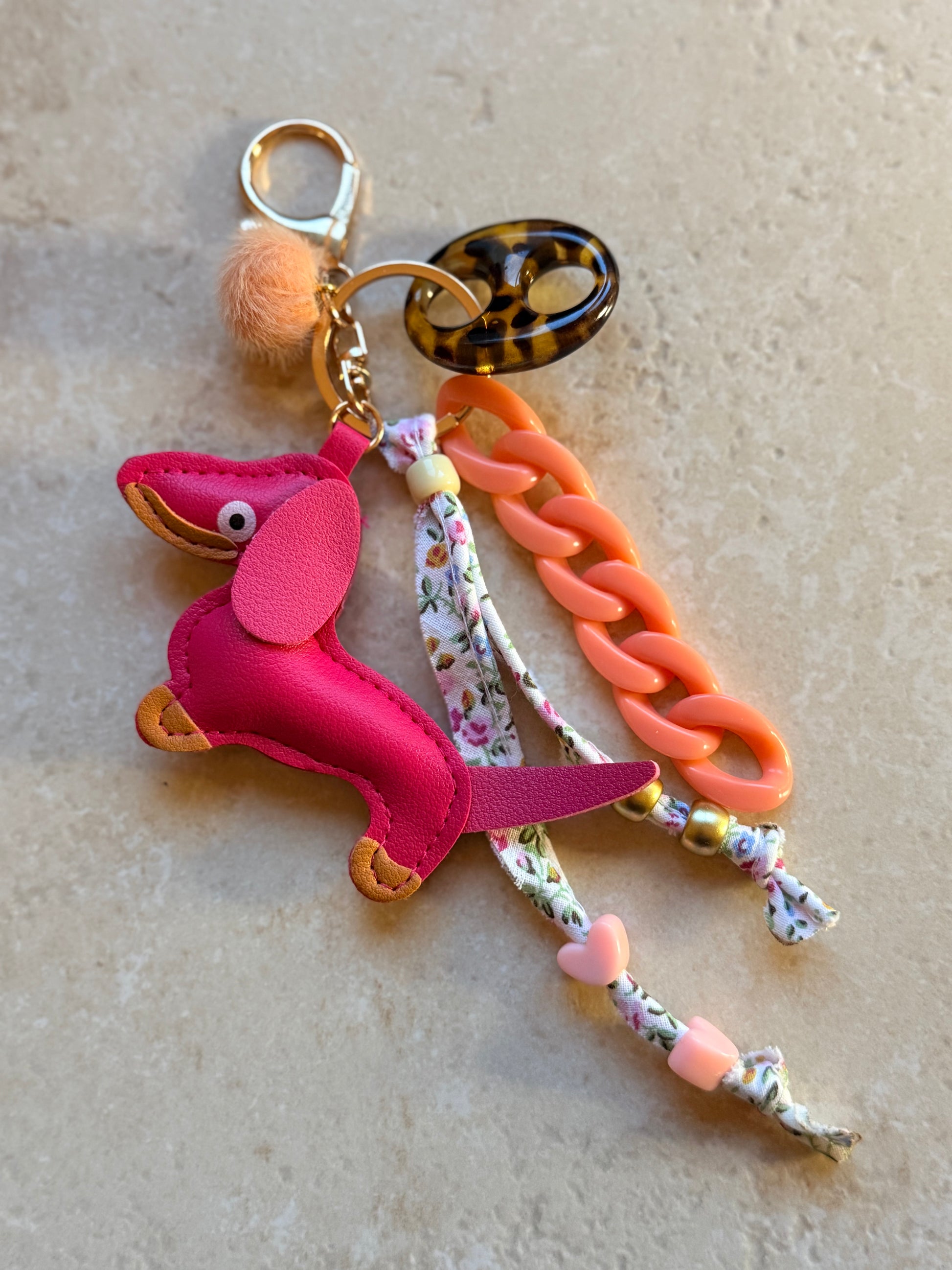 Grigri de sac Mister Teckel teckel simili cuir chaîne acrylique 3 coloris rose fuchsia noir - YourLittleWords
