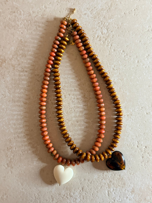 Collier Alya – Perles résine & cœur – Bijou fait main