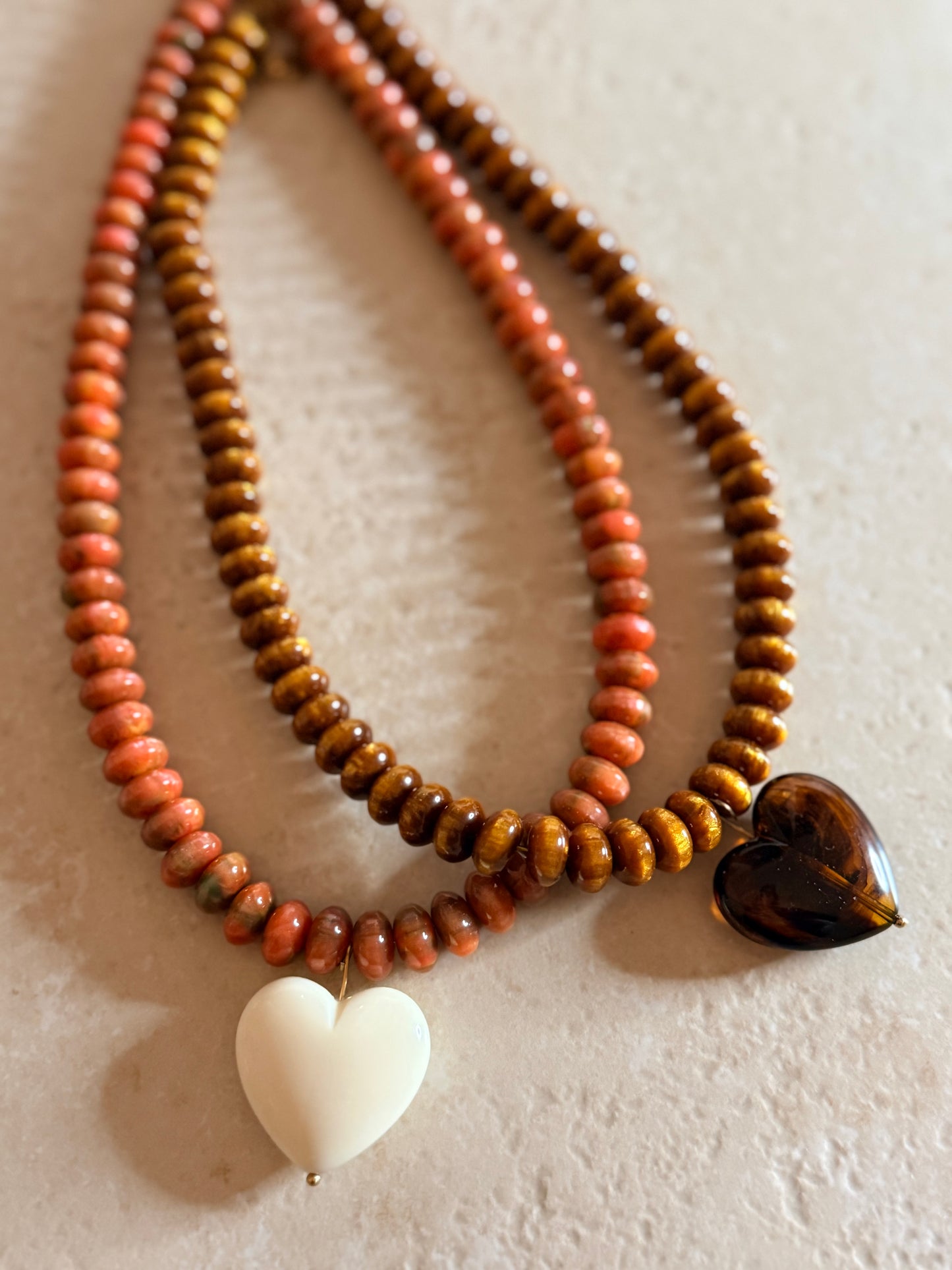 Collier Alya – Perles résine & cœur – Bijou fait main