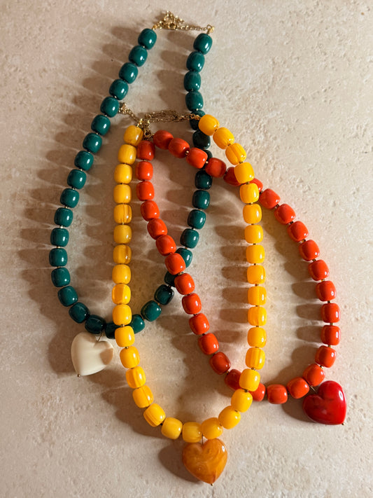 Collier Matilda – Perles résine, hématite & cœur – Bijou fait main