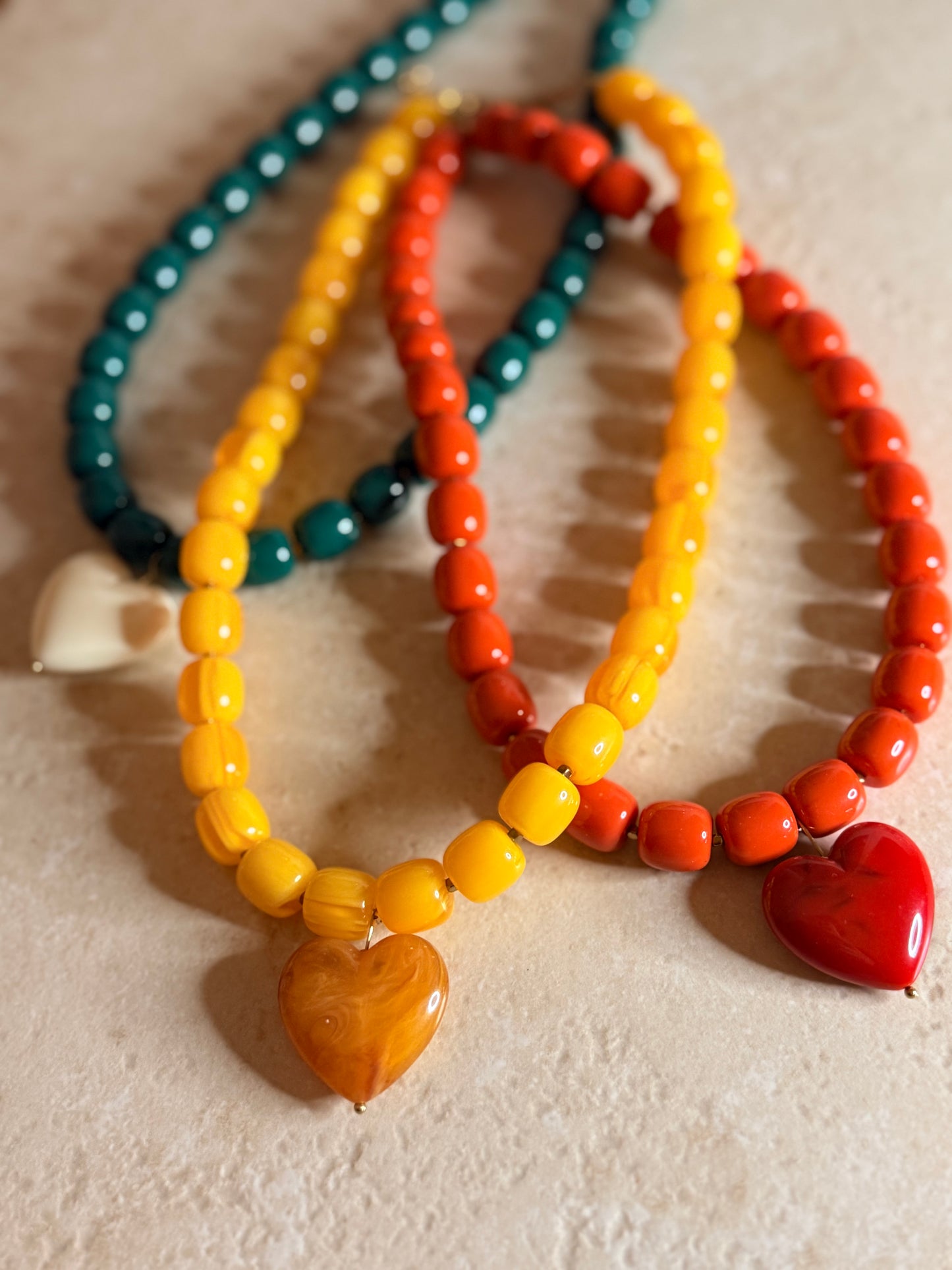 Collier Matilda – Perles résine, hématite & cœur – Bijou fait main