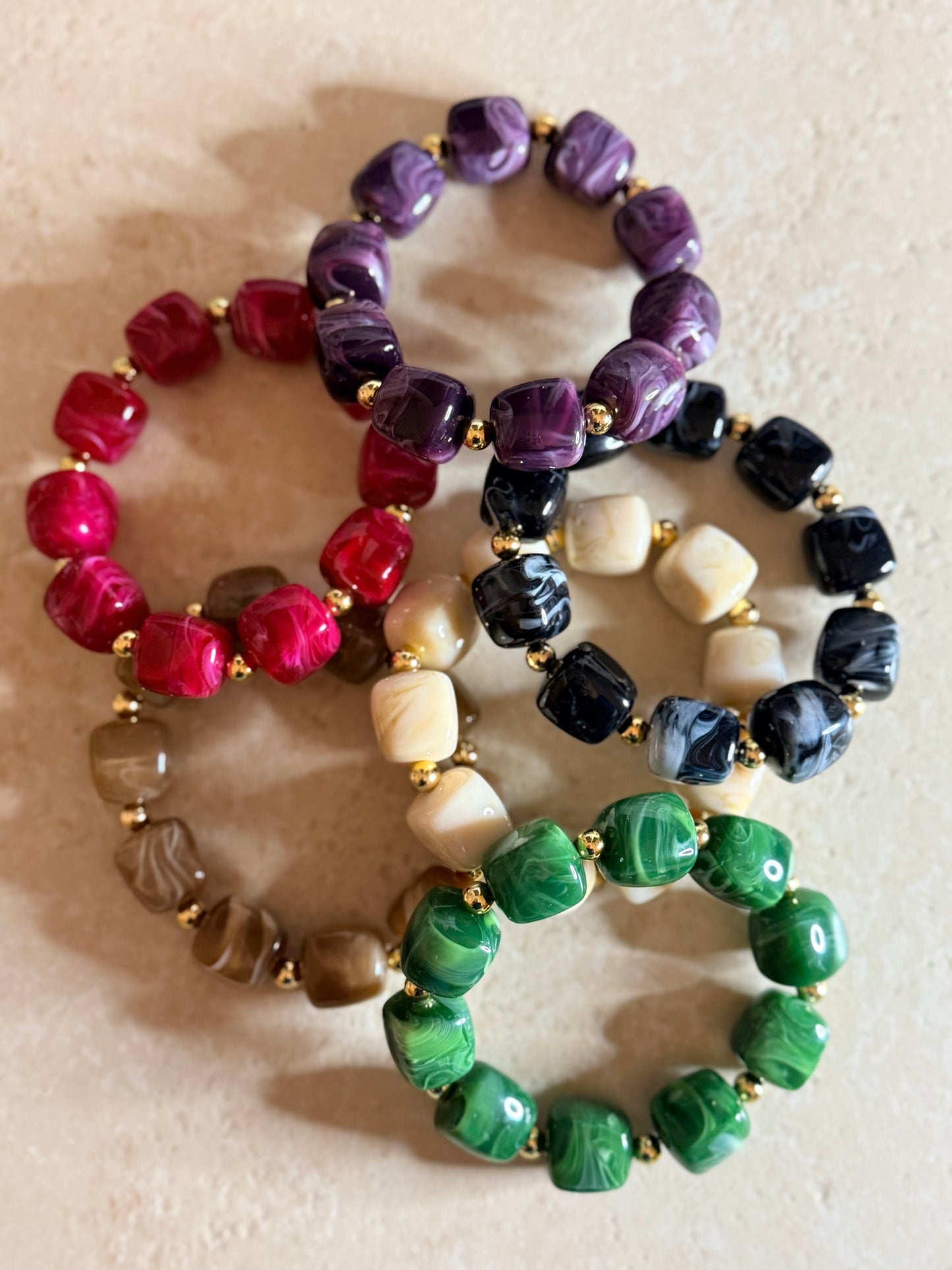 Bracelet Bali en résine – Grosses perles colorées & dorées