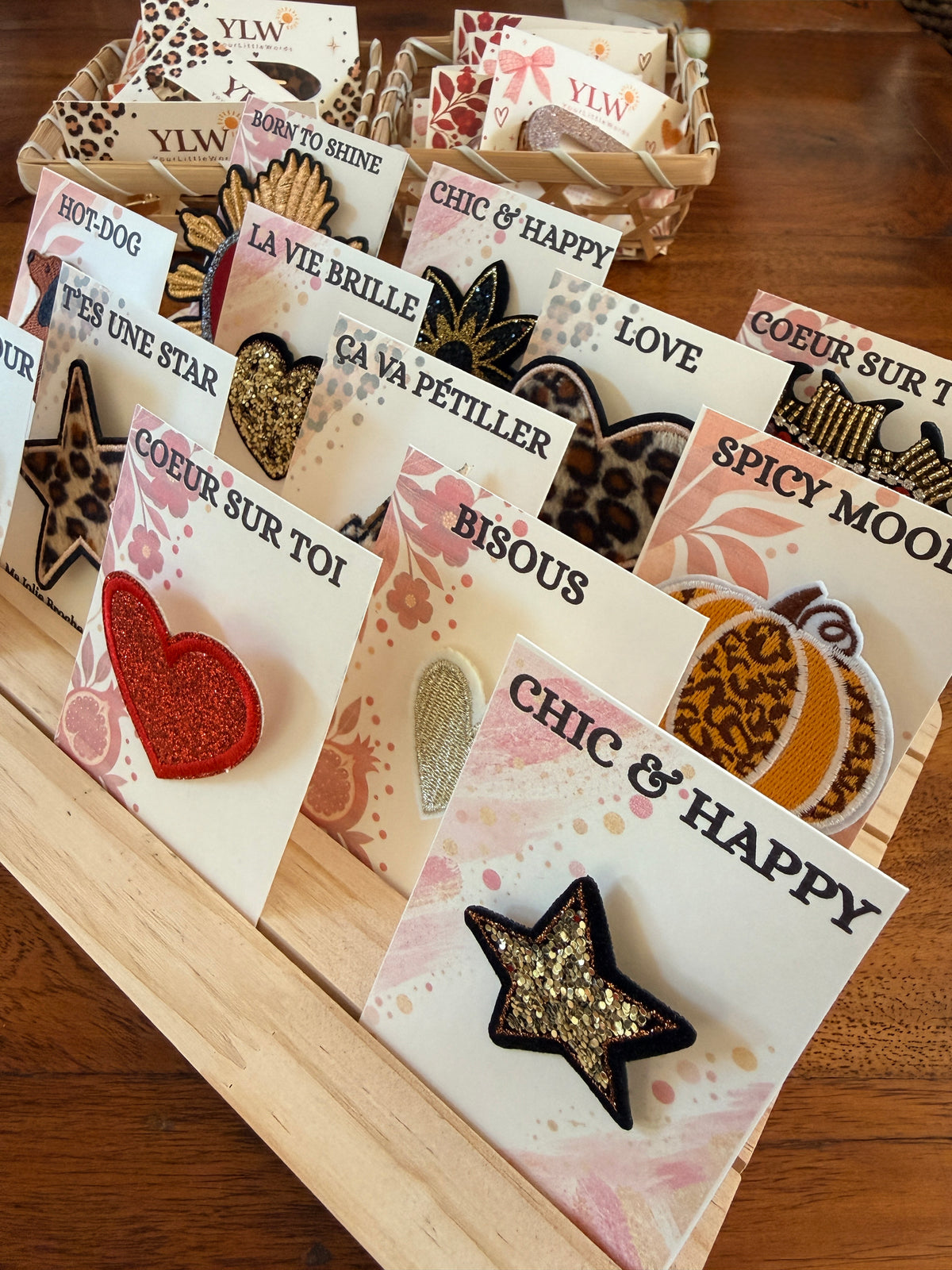 Broches fantaisie brodées ❤️ Cœurs, étoiles & motifs colorés