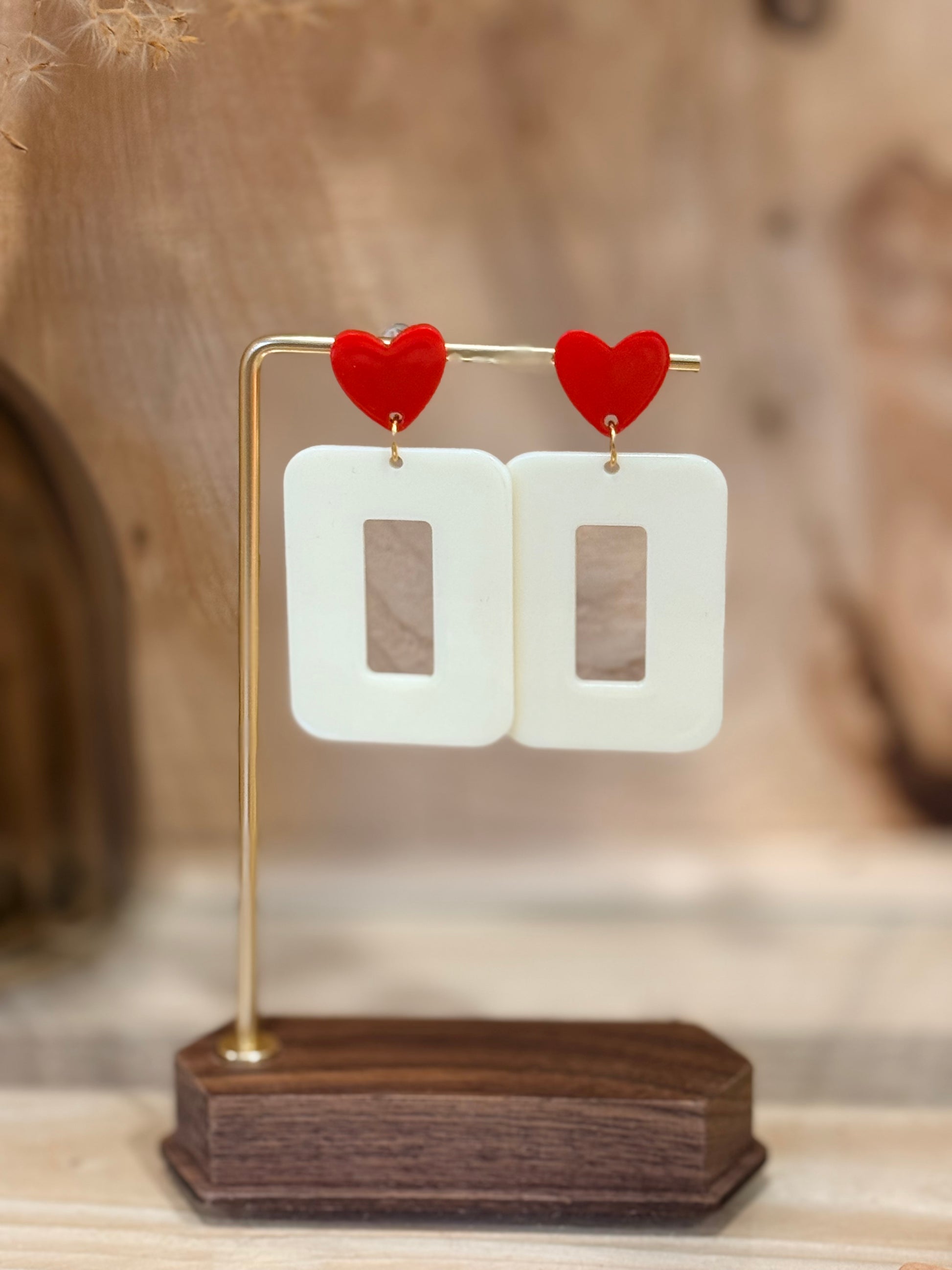 Boucles d’oreilles Linea géométriques en résine beige, bijou artisanal fait main