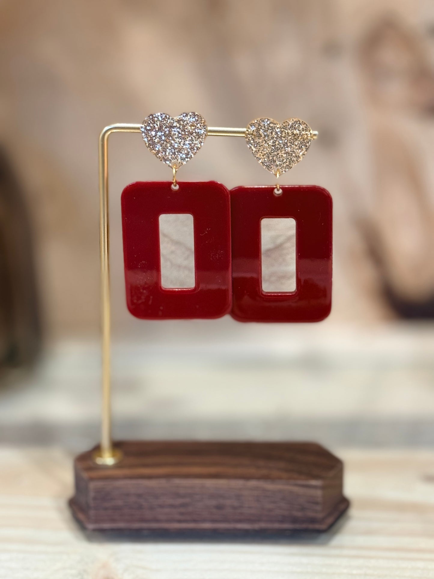 Boucles d’oreilles Linea géométriques en résine bordeaux, bijou artisanal fait main