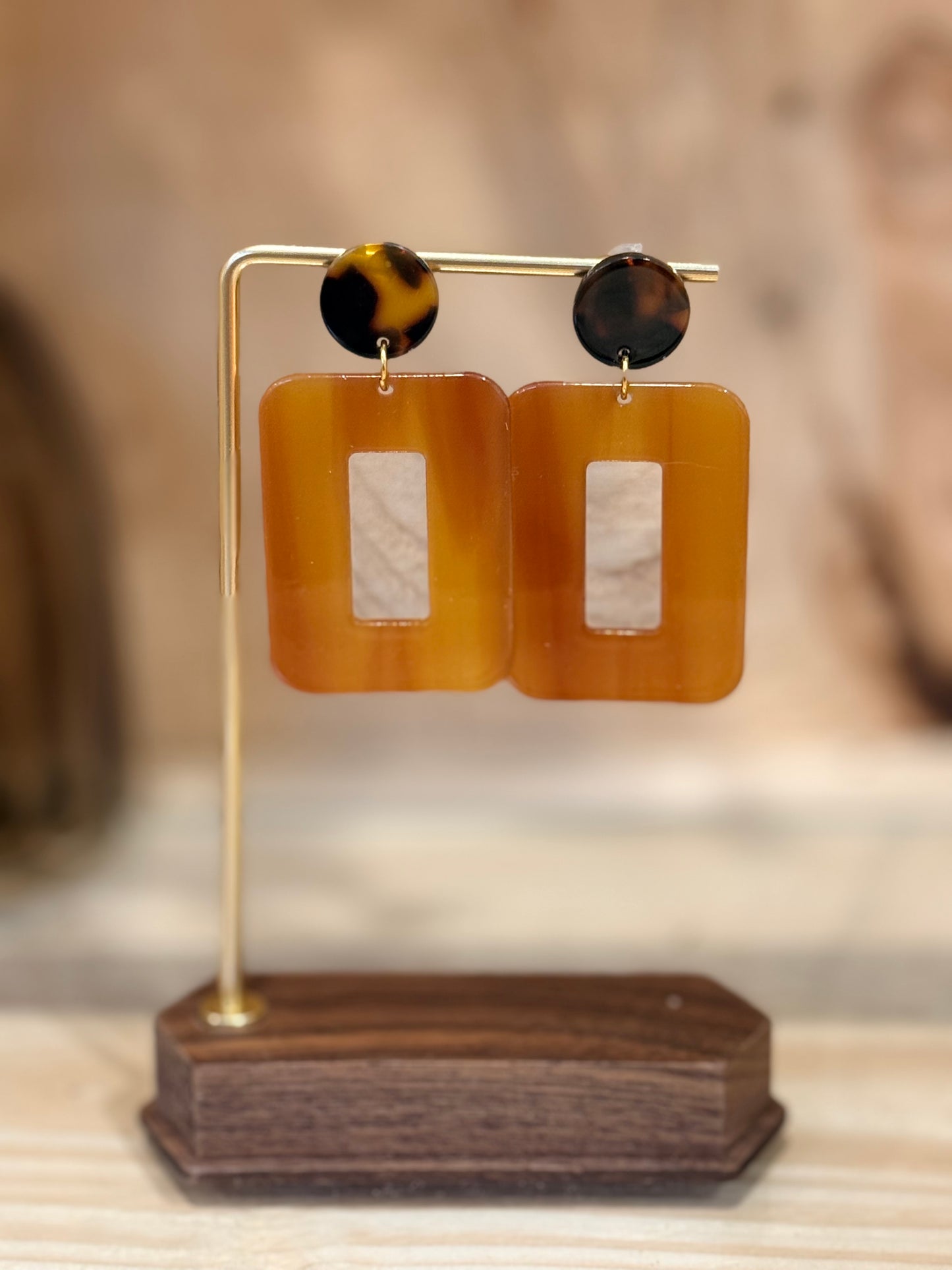 Boucles d’oreilles Linea géométriques en résine ambrée, bijou artisanal fait main