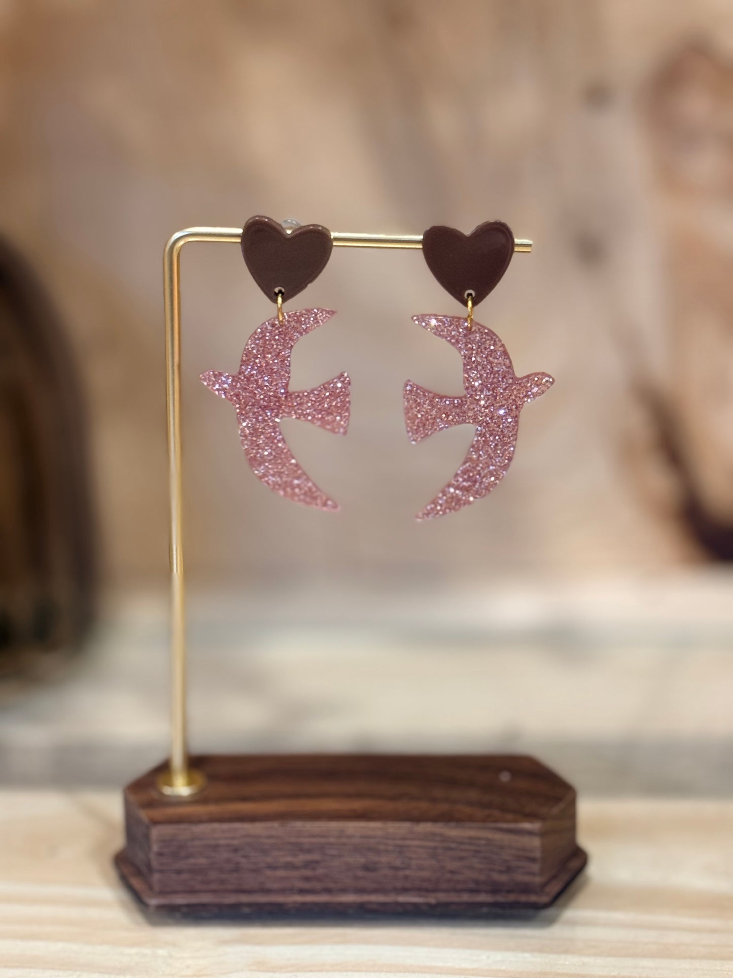 Boucles d’oreilles Birdy hirondelle en résine rose pailletée, bijou artisanal fait main