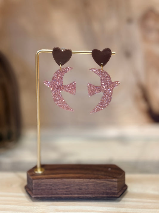 Boucles d’oreilles Birdy hirondelle en résine rose pailletée, bijou artisanal fait main
