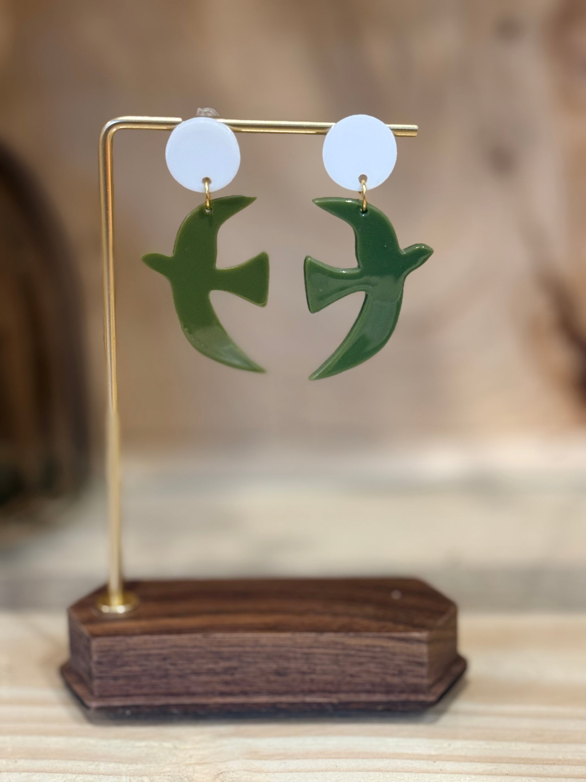 Boucles d’oreilles hirondelle Birdy en résine vert kaki, légères et colorées