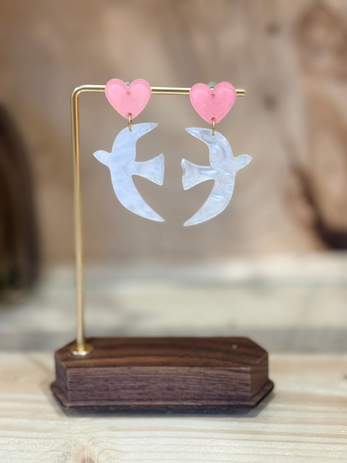 Boucles d’oreilles Birdy en résine blanc nacré, hirondelle symbole de liberté