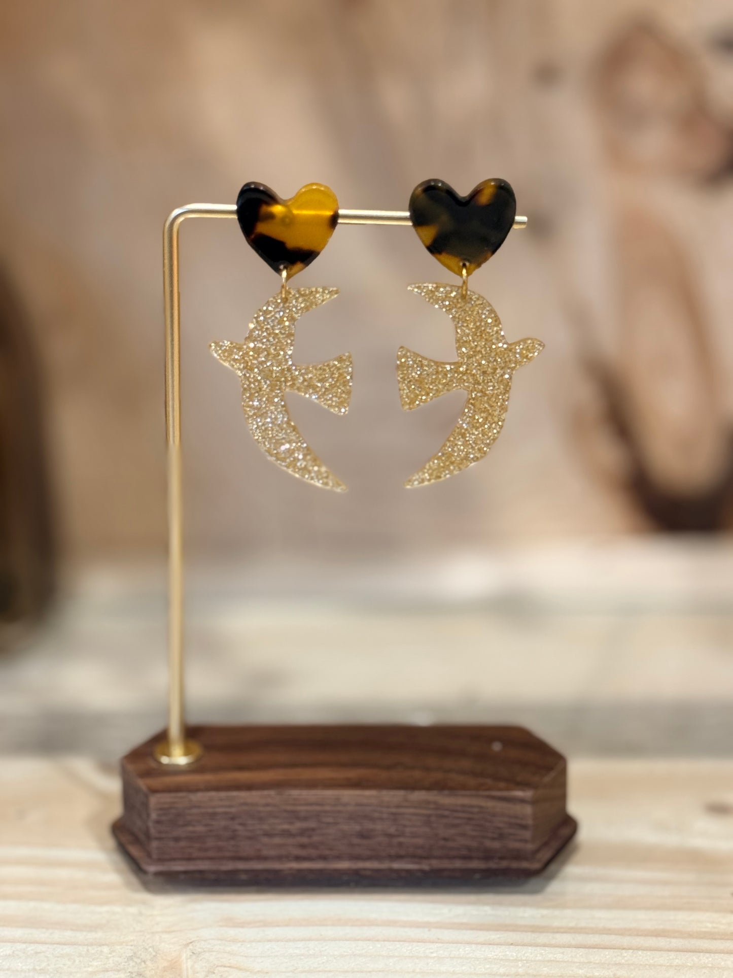 Boucles d’oreilles Birdy hirondelle en résine dorée pailletée, bijou artisanal fait main