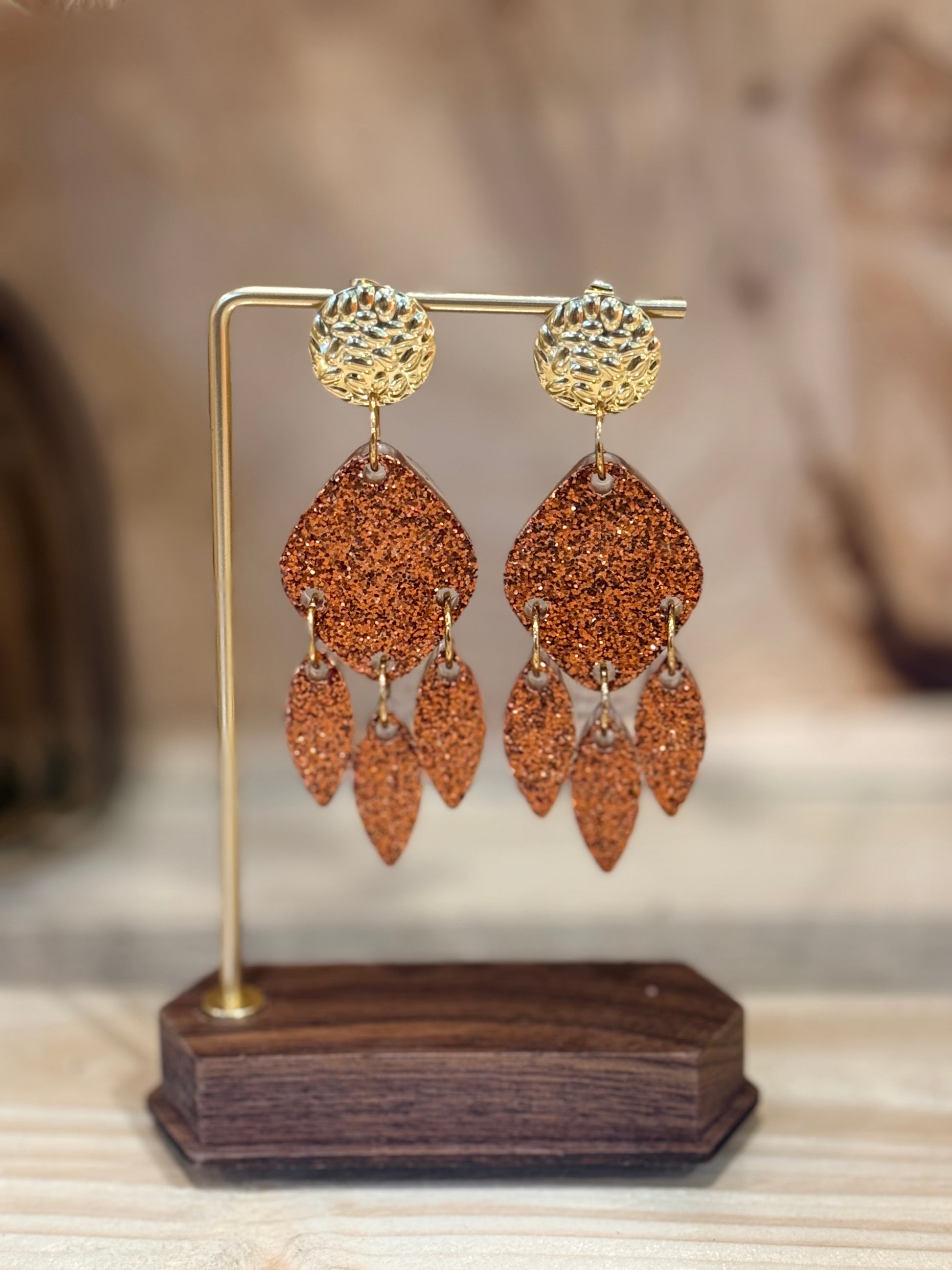 Boucles d’oreilles Soléa pendantes avec motif attrape-rêve en résine époxy et paillettes cuivre, bijou fait main