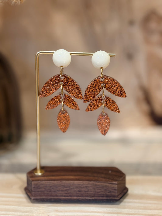Boucles d’oreilles Bloomy pendantes avec fleurs en résine époxy et paillettes cuivre, bijou fait main