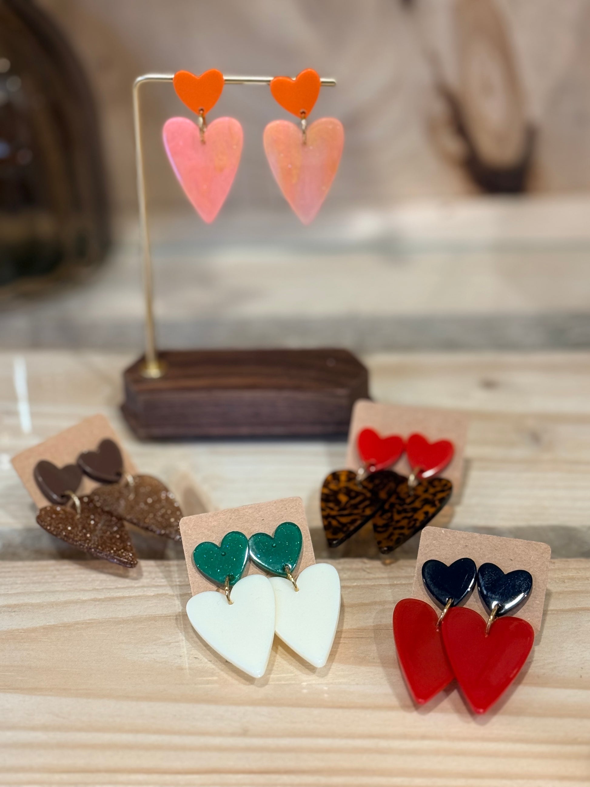 Boucles d’oreilles Amoria avec cœur en résine colorée et apprêt en acrylique, bijou fait main