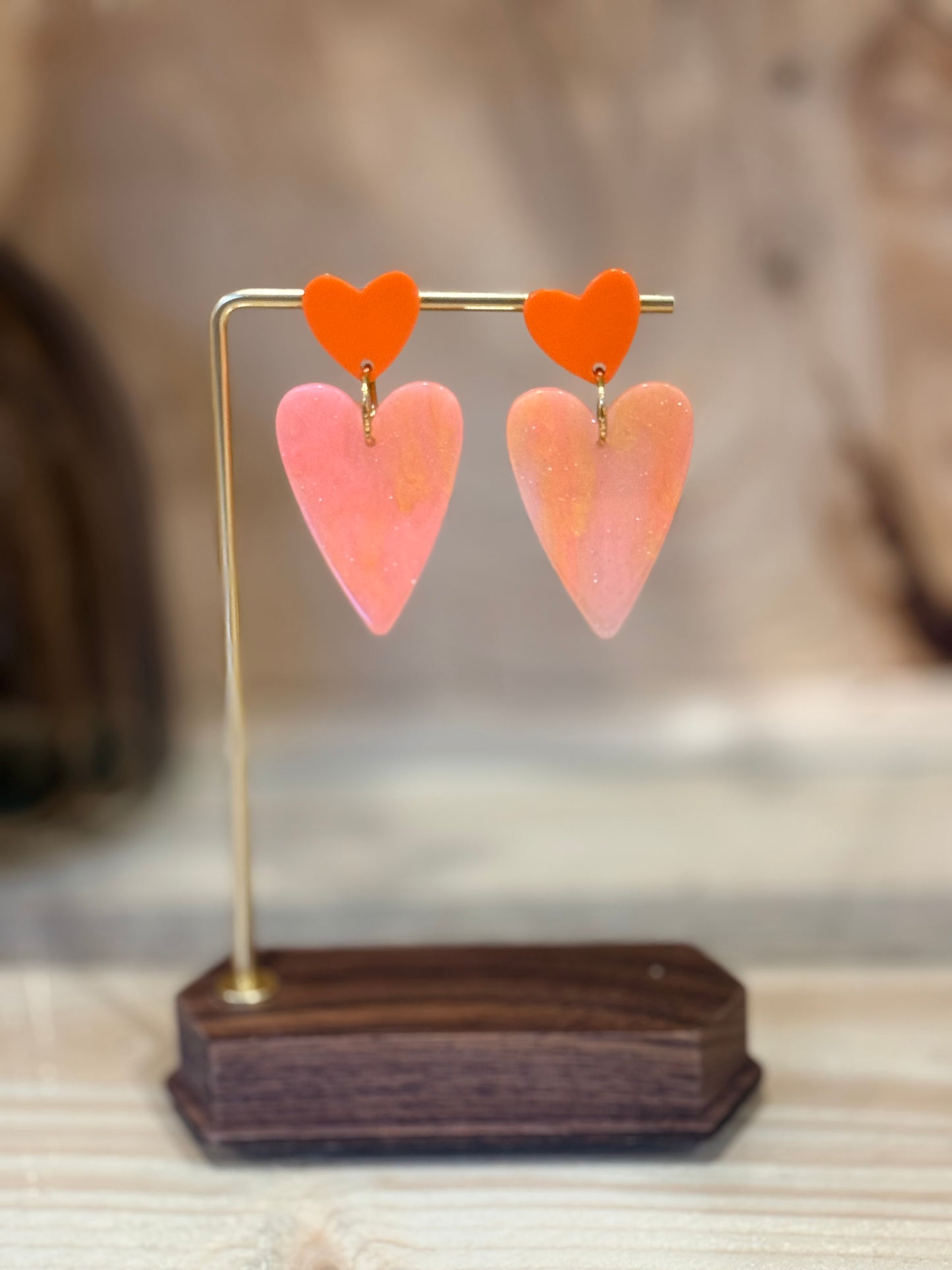 Boucles d’oreilles Amoria cœur en résine marbrée rose, bijou artisanal fait main