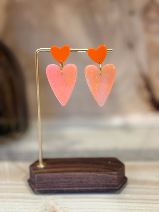 Boucles d’oreilles Amoria cœur en résine marbrée rose, bijou artisanal fait main