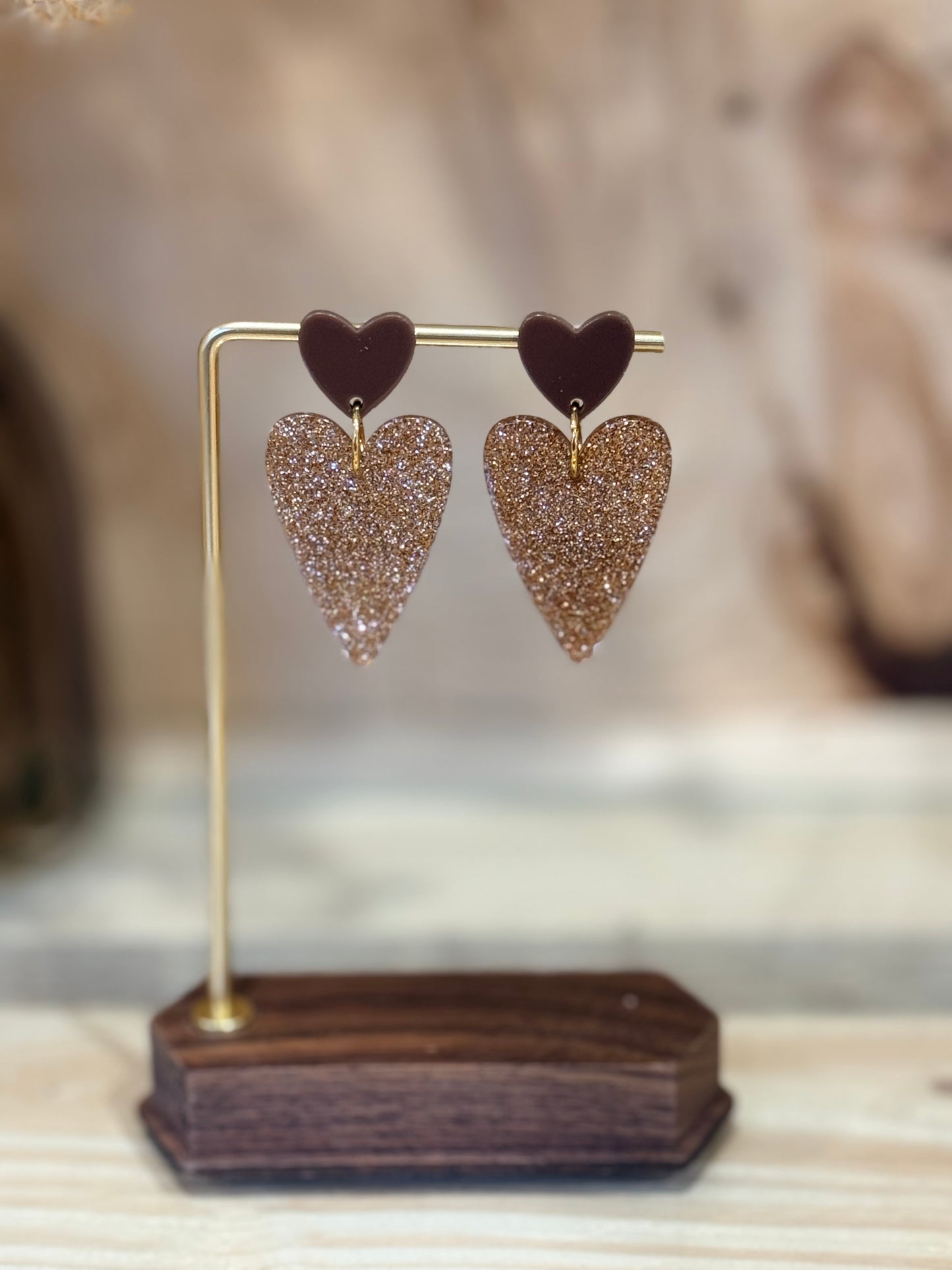 Boucles d’oreilles Amoria cœur en résine champagne pailletée, bijou artisanal fait main