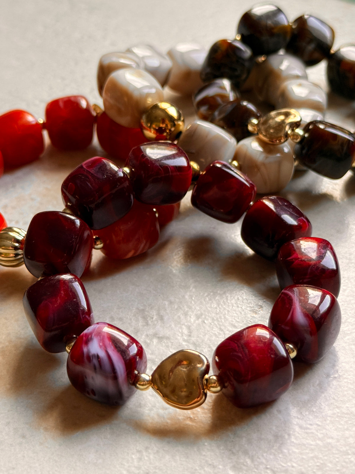 Bracelets élastiques à grosses perles colorées rouge, grenat, moka et crème, avec détails dorés, créés à la main par YourLittleWords.