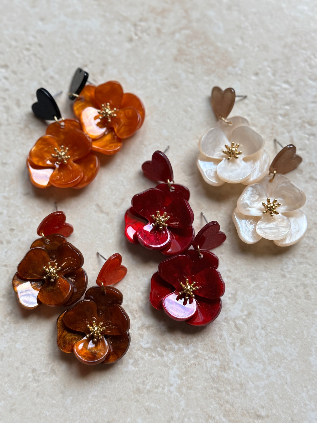 Boucles d'oreilles pendantes à fleurs fantaisie, déclinées en grenat, ambre, moka et blanc nacré, avec détails dorés, créations artisanales YourLittleWords.