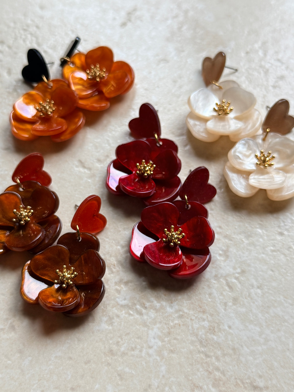 Boucles d'oreilles pendantes à fleurs fantaisie, déclinées en grenat, ambre, moka et blanc nacré, avec détails dorés, créations artisanales YourLittleWords.