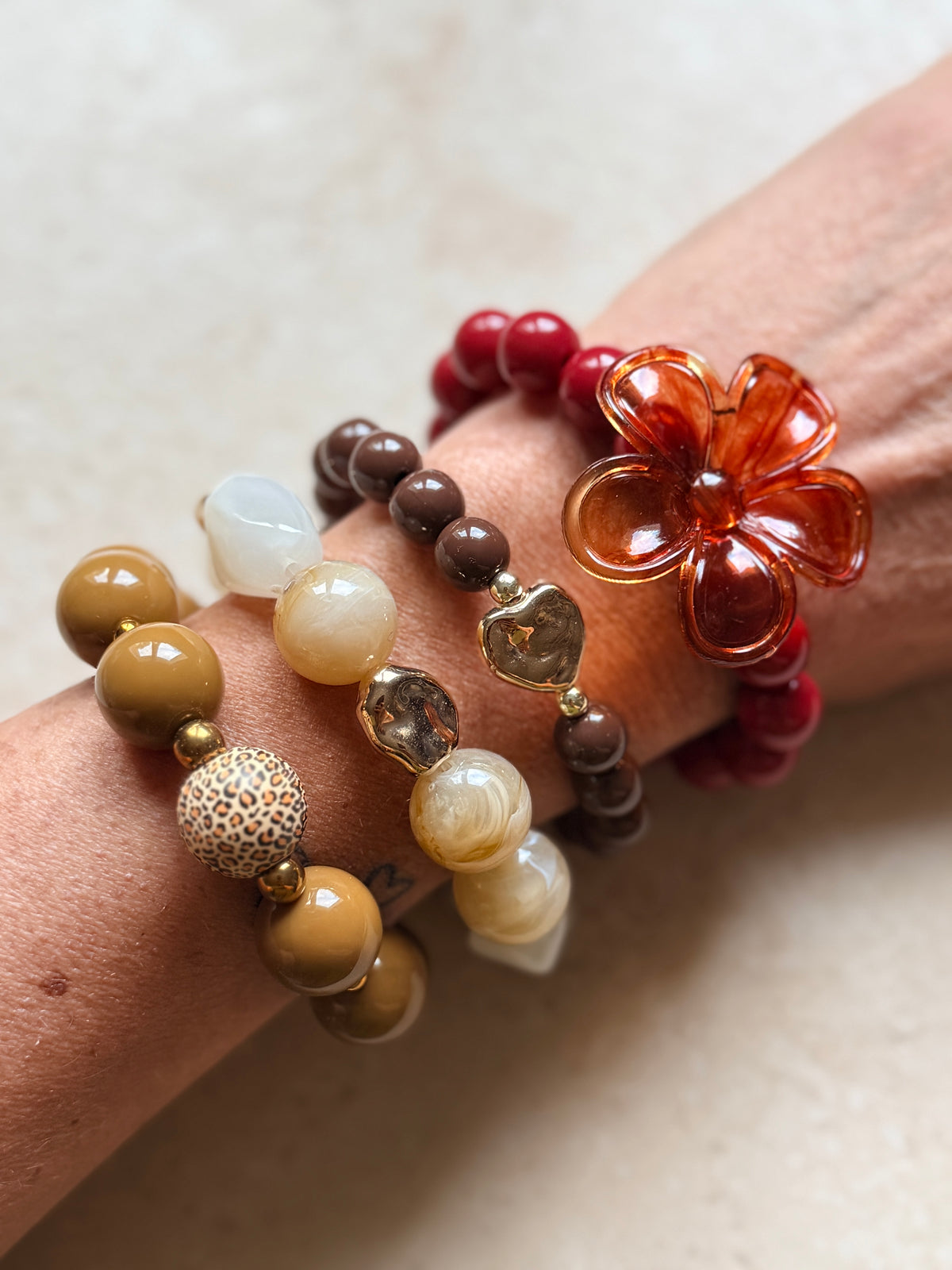 Bracelets élastiques à perles rondes grenat, moka, crème et caramel, ornés d'une fleur ambrée, d'un cœur doré et d'une perle léopard, YourLittleWords.