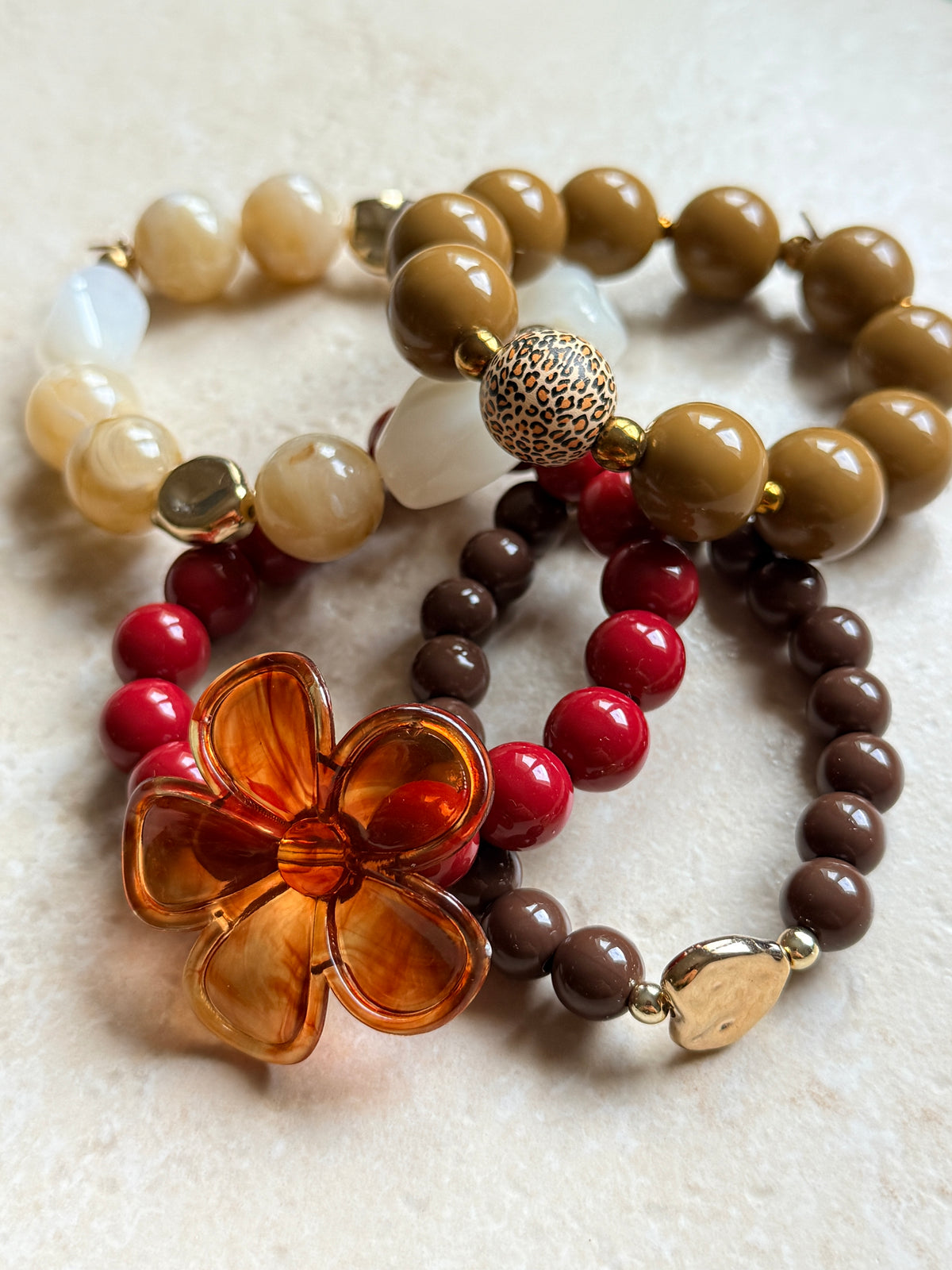 Bracelets élastiques à perles rondes grenat, moka, crème et caramel, ornés d'une fleur ambrée, d'un cœur doré et d'une perle léopard, YourLittleWords.