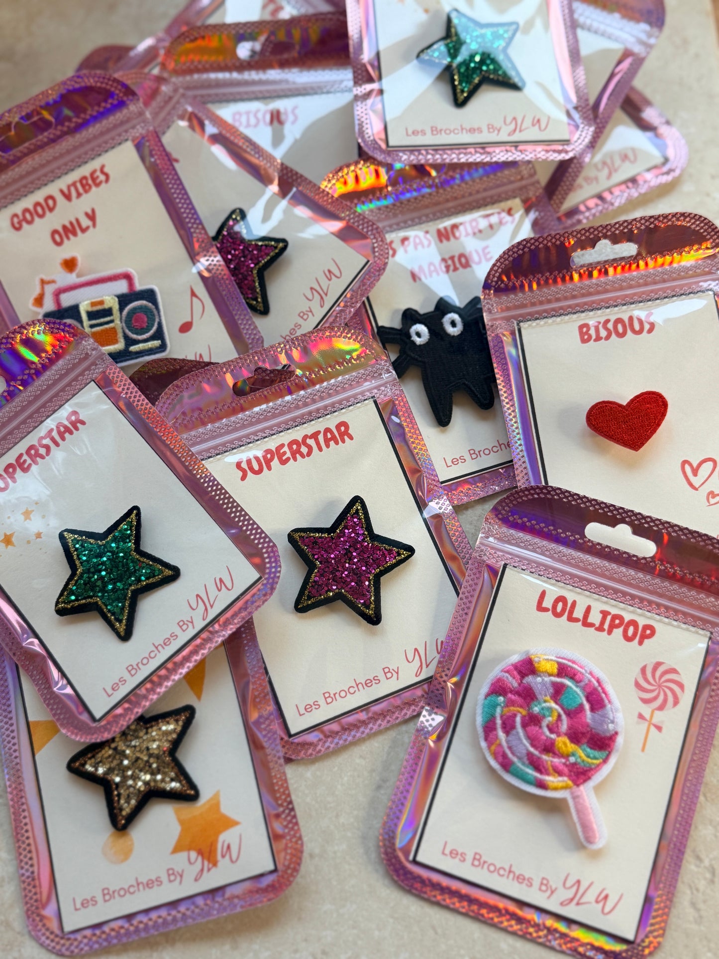 Broches tendance pailletées ✨ Étoiles, Abeilles & Accessoires fantaisie YLW