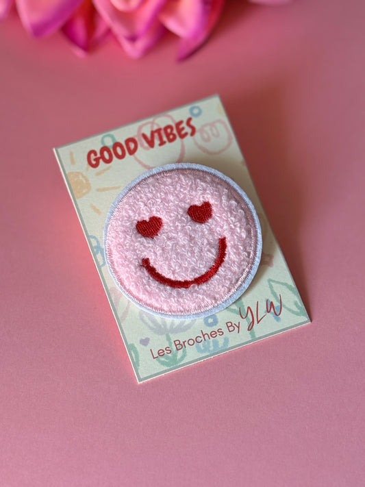 Broche Good Vibes smiley brodée rose fait main YourLittleWords Loire