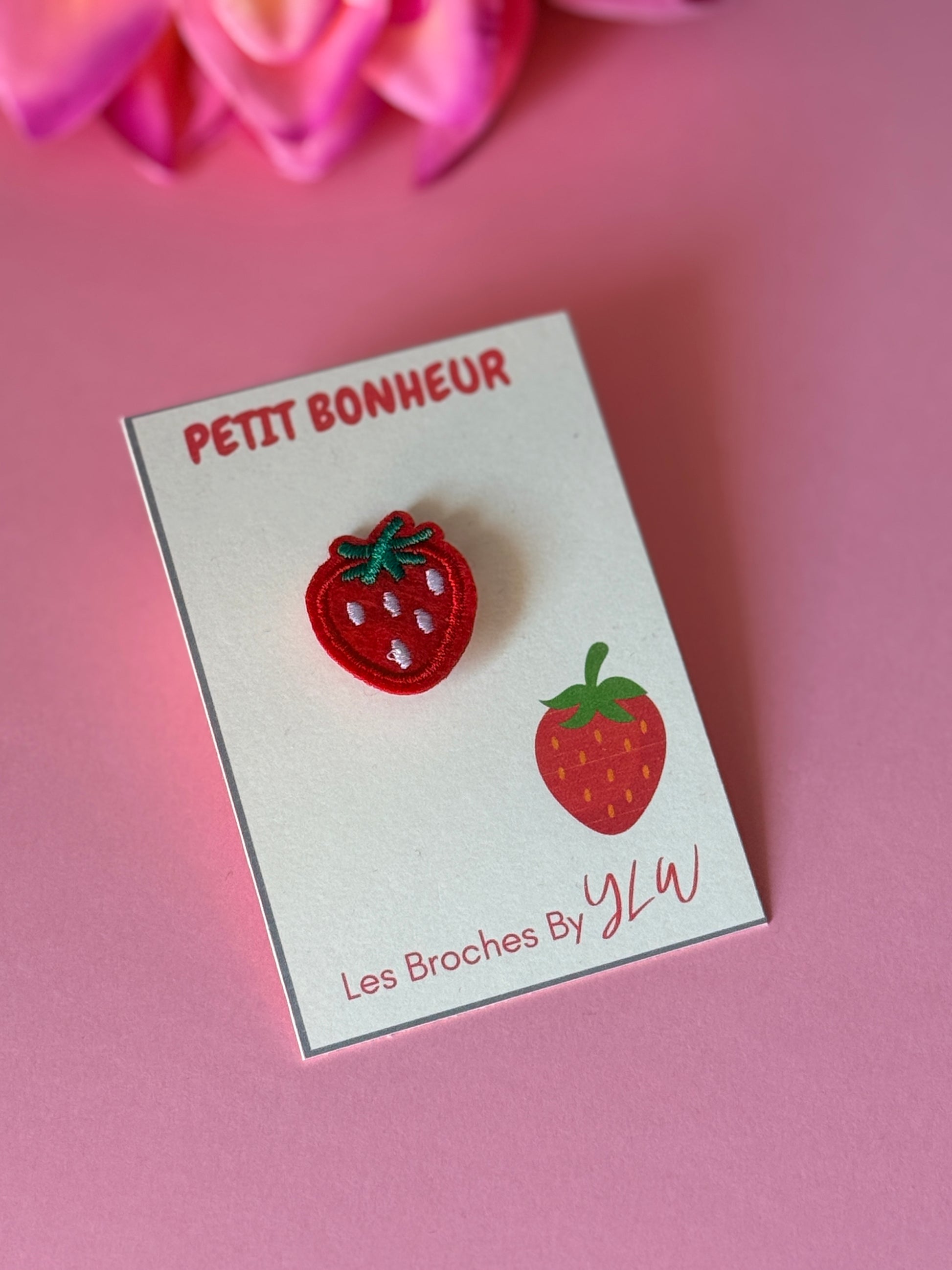 Broche Petit Bonheur fraise brodée fait main YourLittleWords Loire