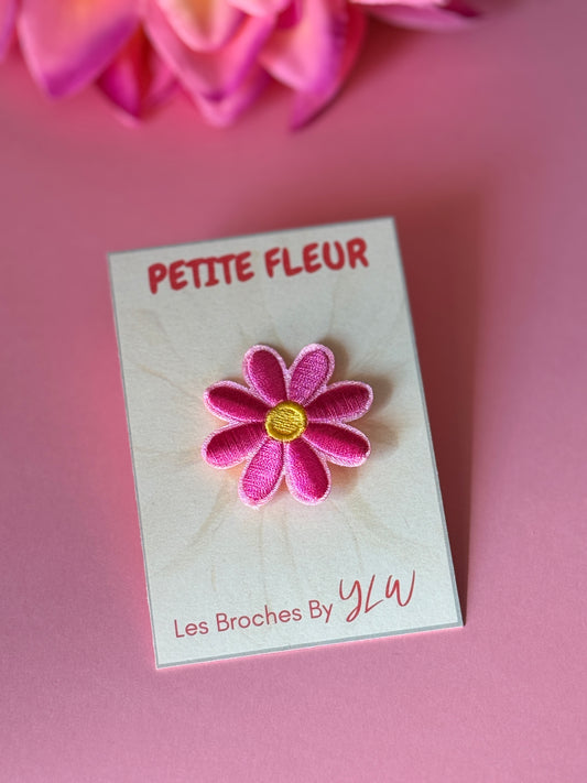 Broche Petite Fleur marguerite brodée rose fait main YourLittleWords Loire