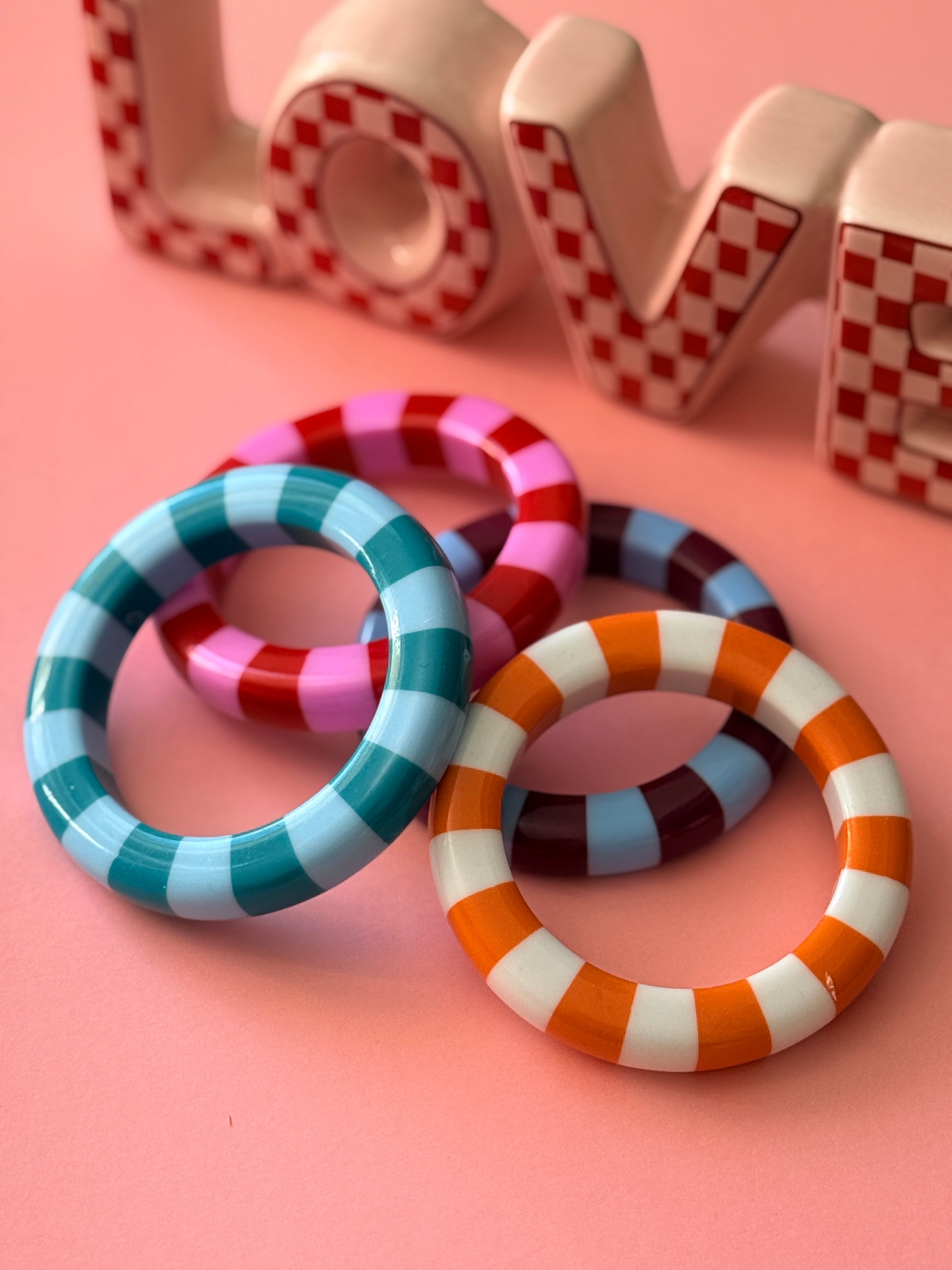 Bracelet acrylique rayé Happy Loop en 4 coloris - rose rouge, bleu canard, bordeaux bleu ciel, orange blanc - collection Pop Therapy YourLittleWords