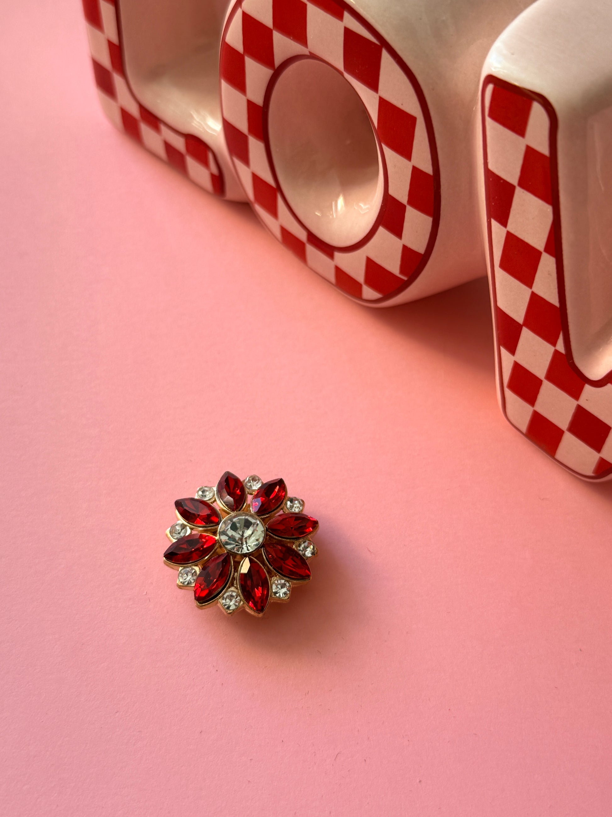 Cache-bouton Red Bloom fleur strass rouge rubis cristal blanc serti doré - Accessoires Vitaminés YourLittleWords