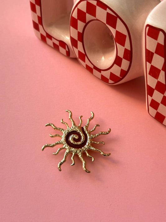 Cache-bouton Golden Sun soleil doré rayons organiques spirale émail rouge - Accessoires Vitaminés YourLittleWords