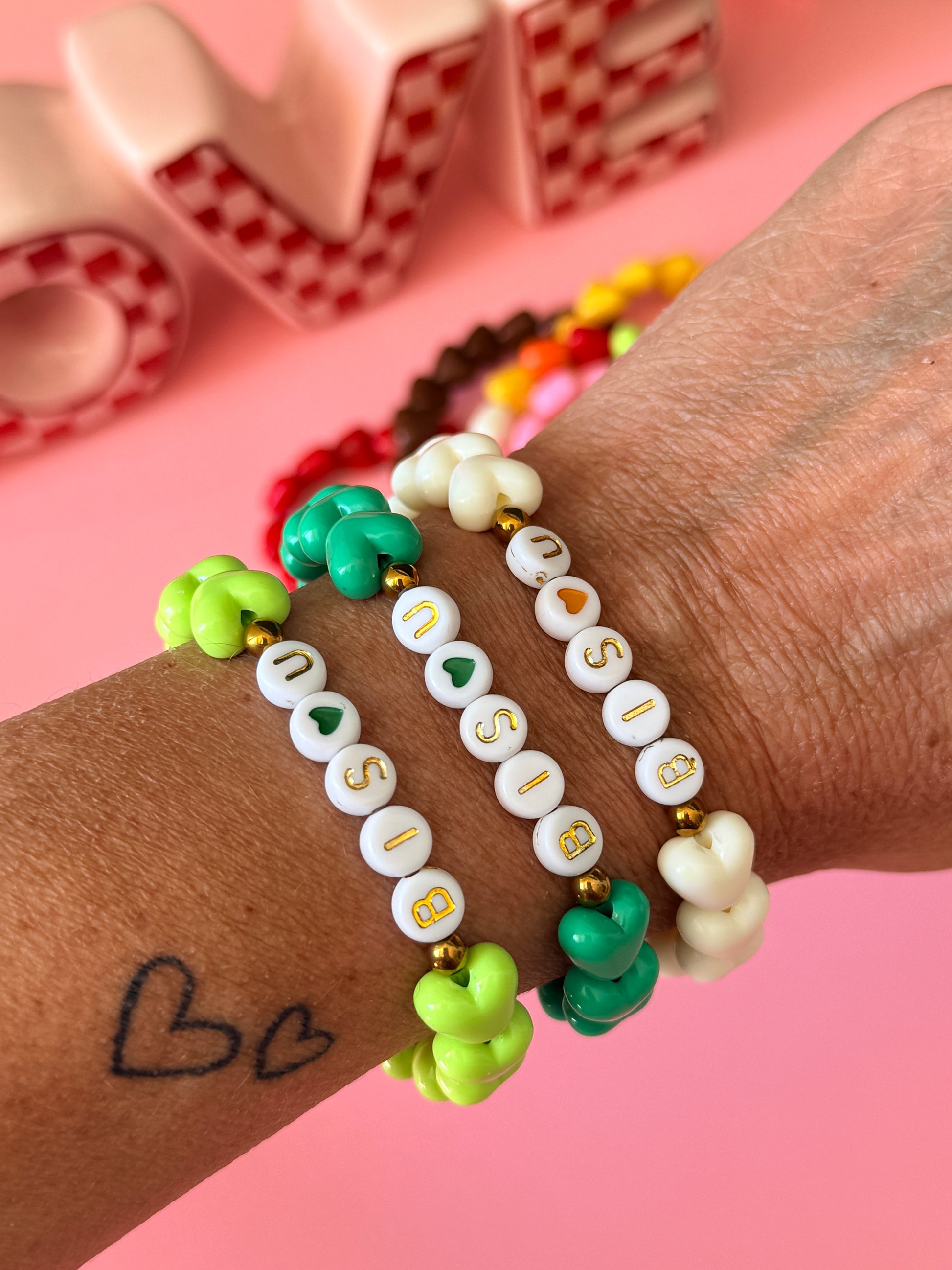 Bracelet fait main Bisou perles cœur acrylique colorées lettres dorées 7 coloris - collection Pop Therapy YourLittleWords
